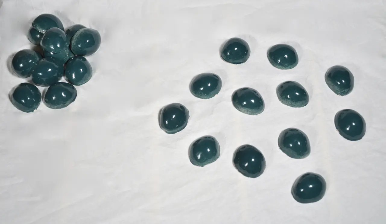 Gio Ponti , group of 100 green ovoid glazed ceramic tiles,1964 — image 2