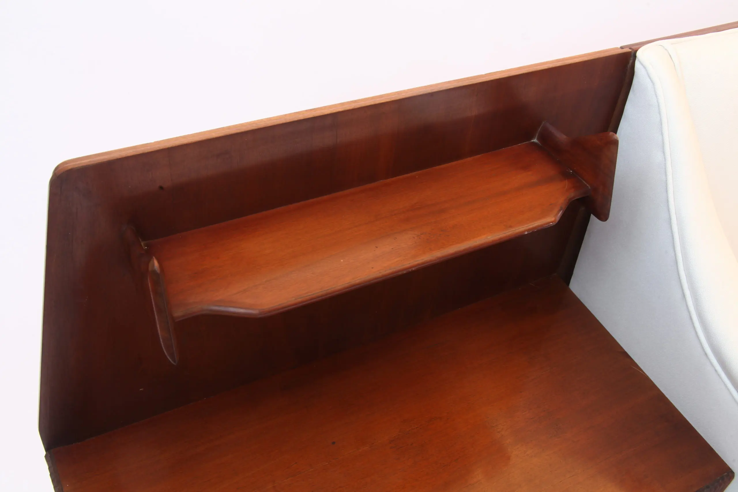 Important Italian Wall Unit, Large Curved Sofa and Shelfs by Dassi, 1950 — photo 12