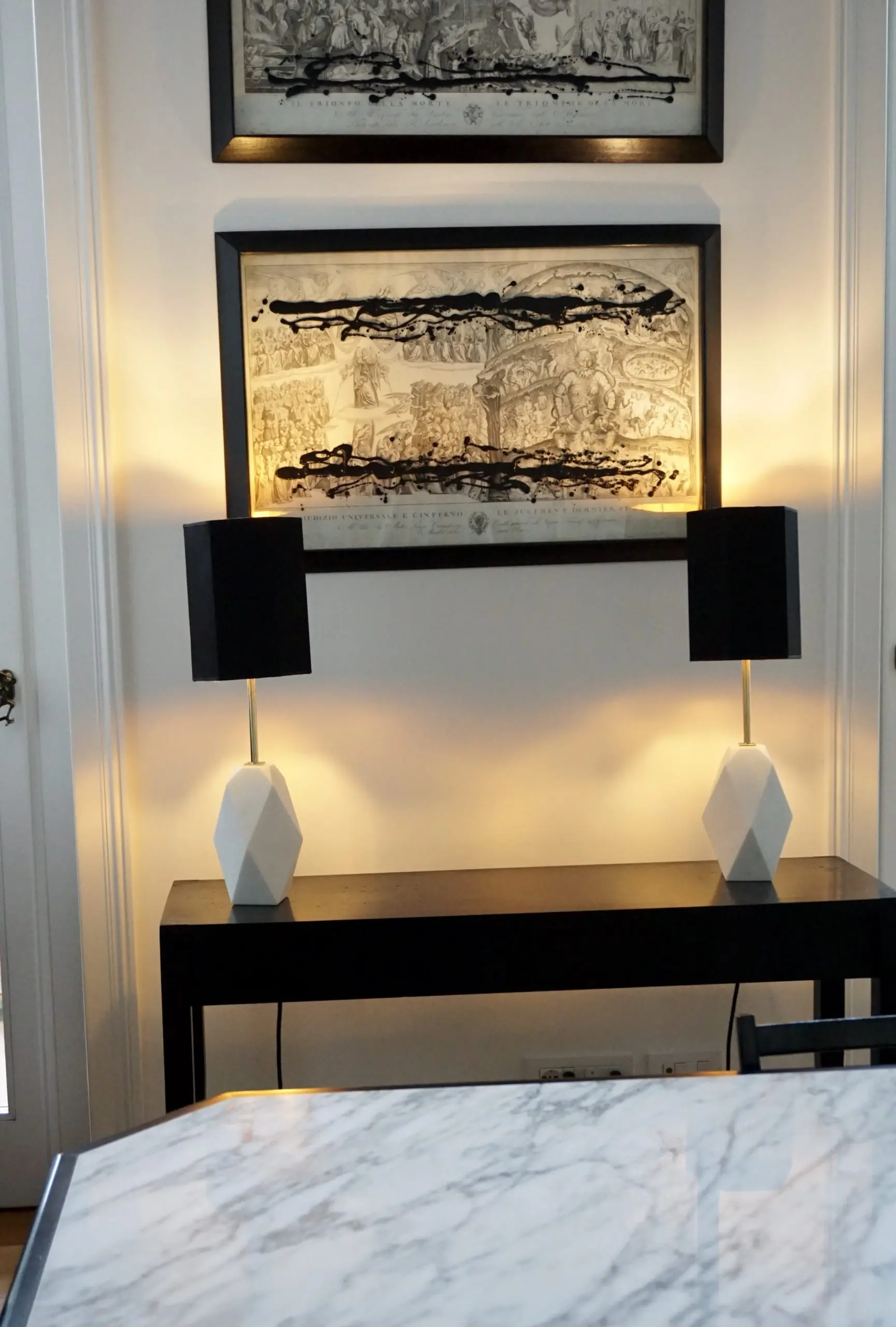 White Carrara marble pair of sculptural table lamps "PRISMA" by Lorenzo Ciompi,2021 — photo 7