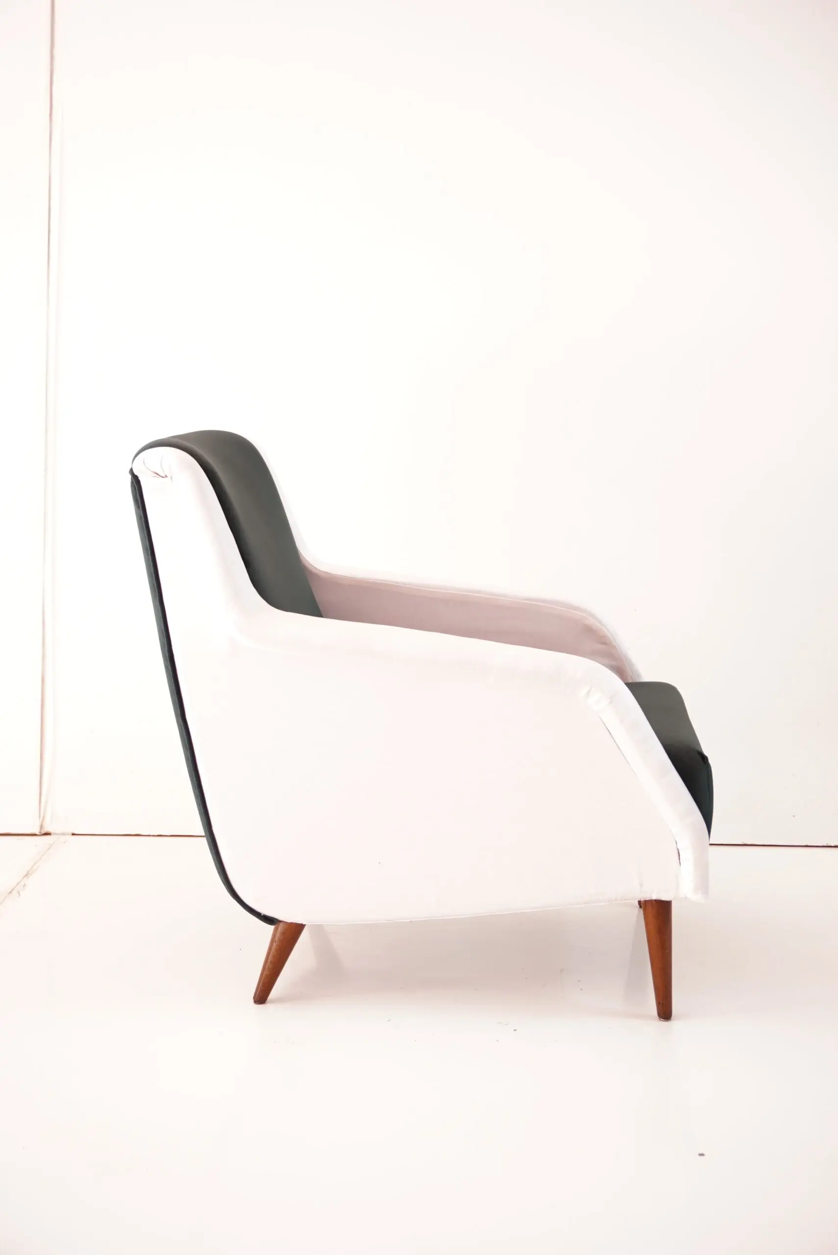 Carlo de Carli bicoloured armchair model  n. 802 by Cassina, 1954 — image 2