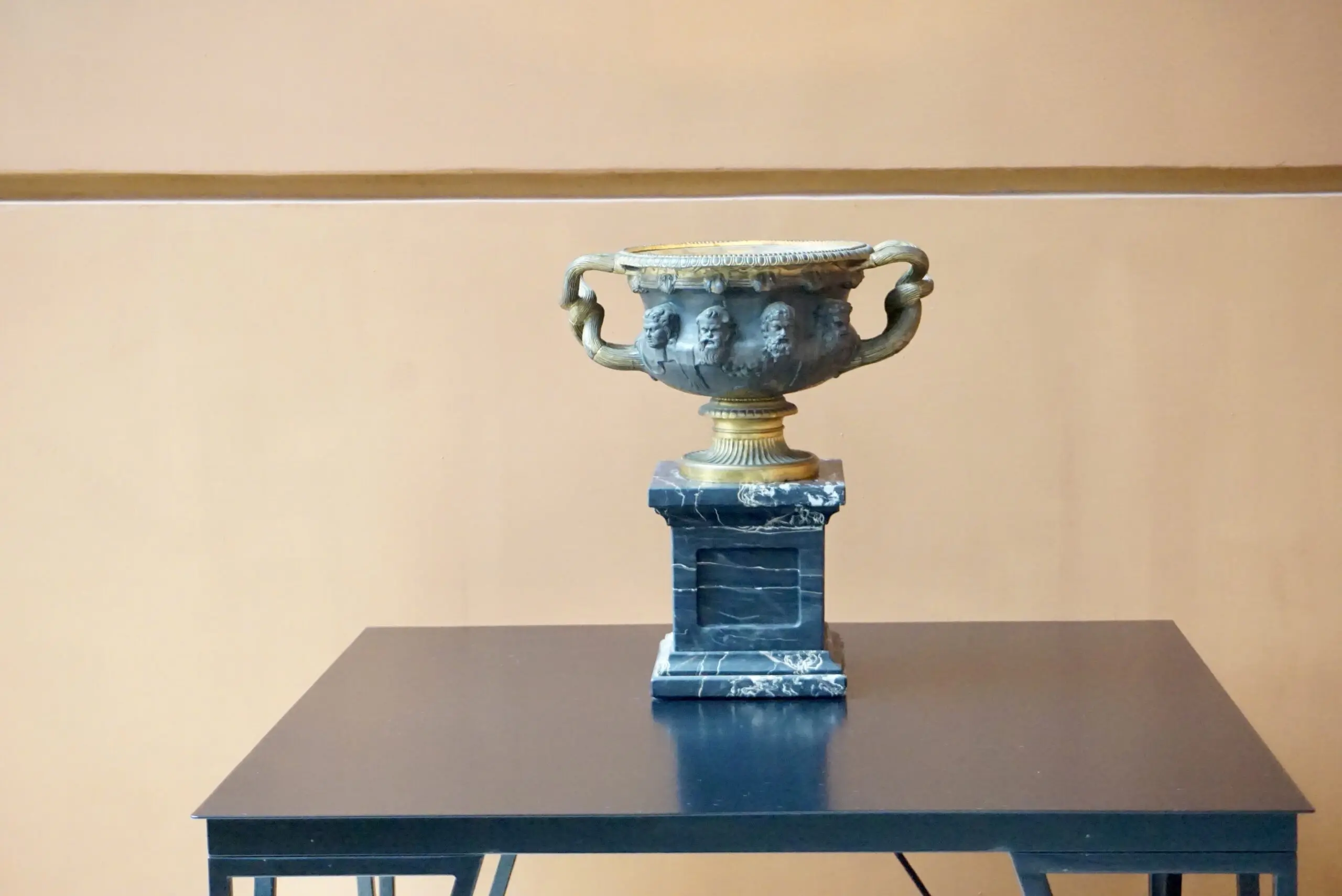 bronze and gilt Warwick vase lamp on portoro marble basis, by Barbadienne 1860 — photo 14