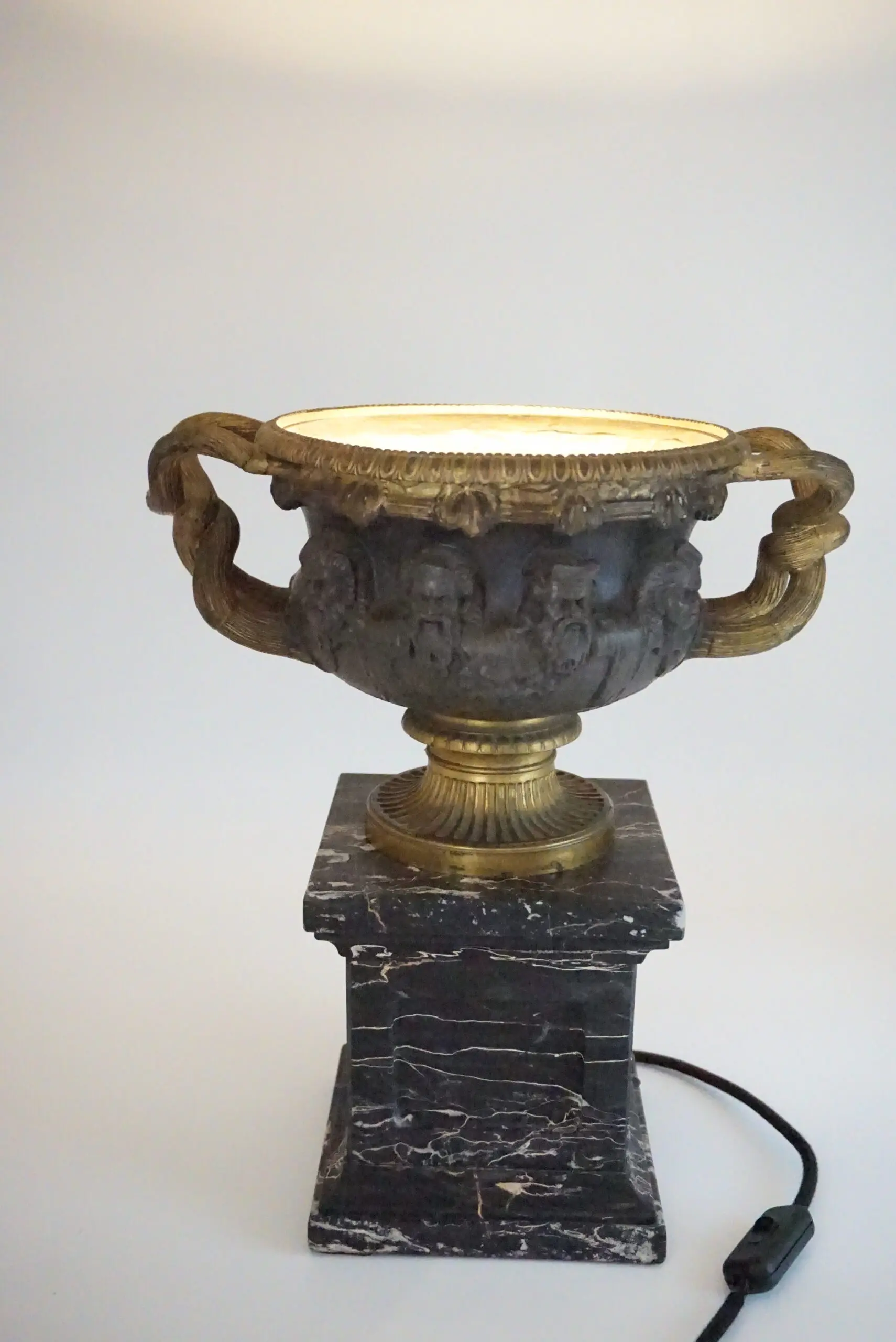 bronze and gilt Warwick vase lamp on portoro marble basis, by Barbadienne 1860 — photo 13