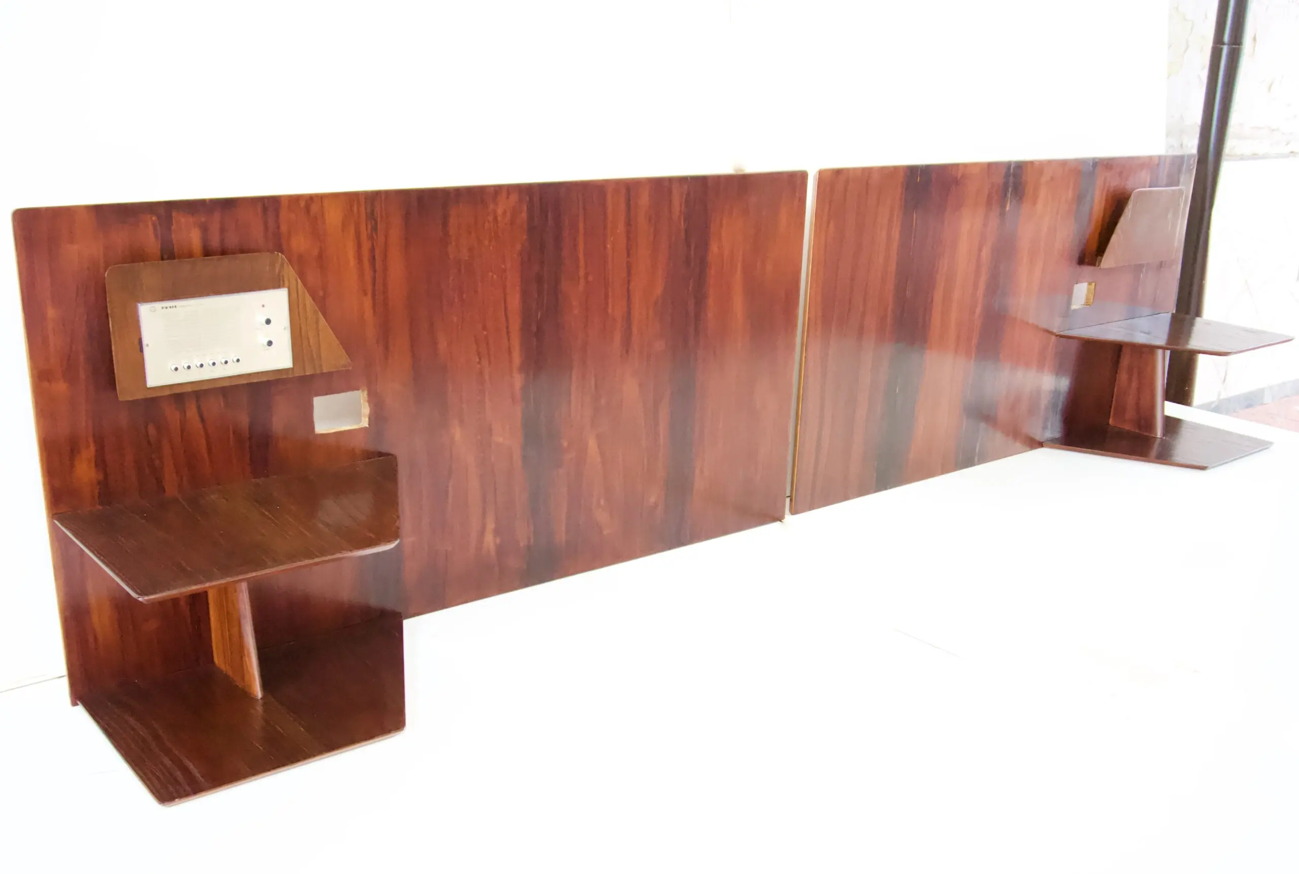 Gio Ponti, pair flamed mahogany Headboard, fitted bedside tables, Hotel Royal, 1955 — photo 4