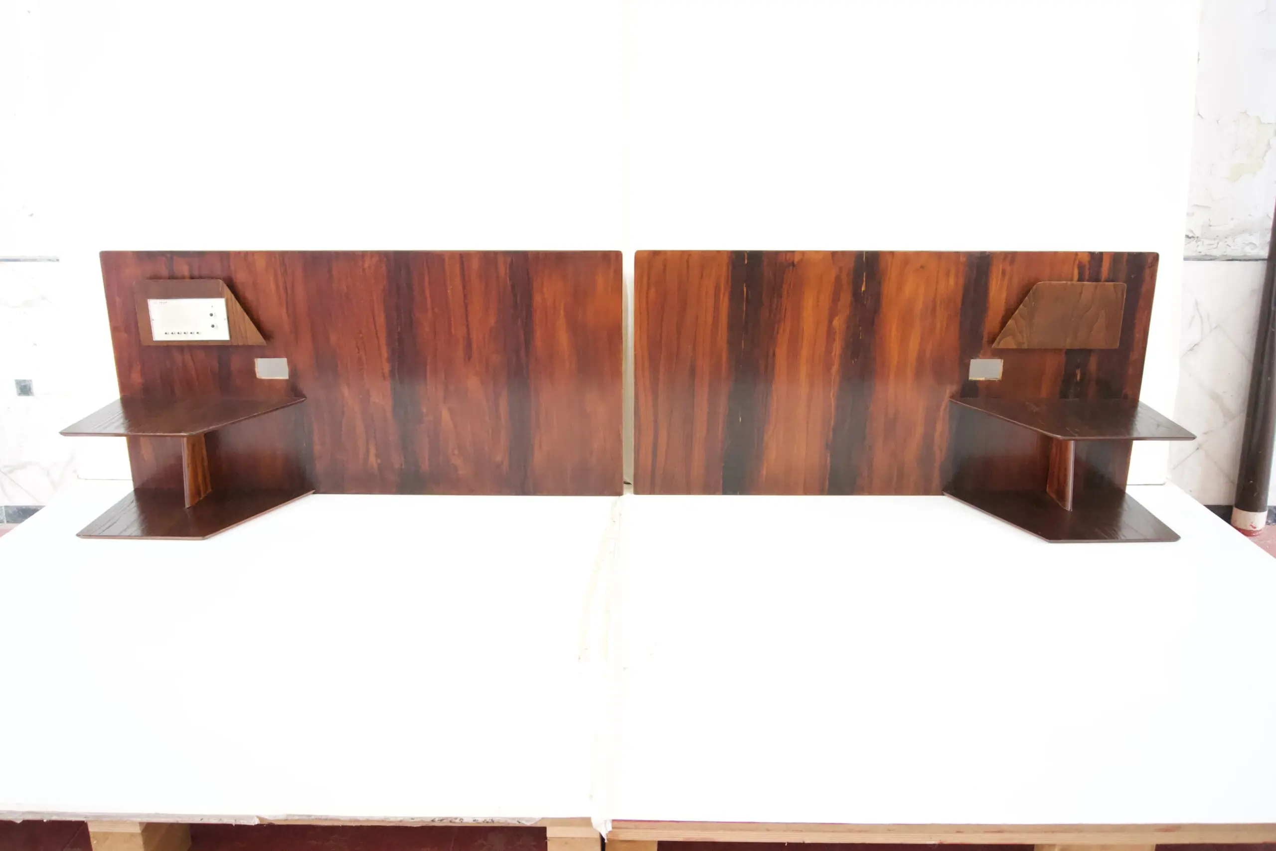 Gio Ponti, pair flamed mahogany Headboard, fitted bedside tables, Hotel Royal, 1955 — image 3