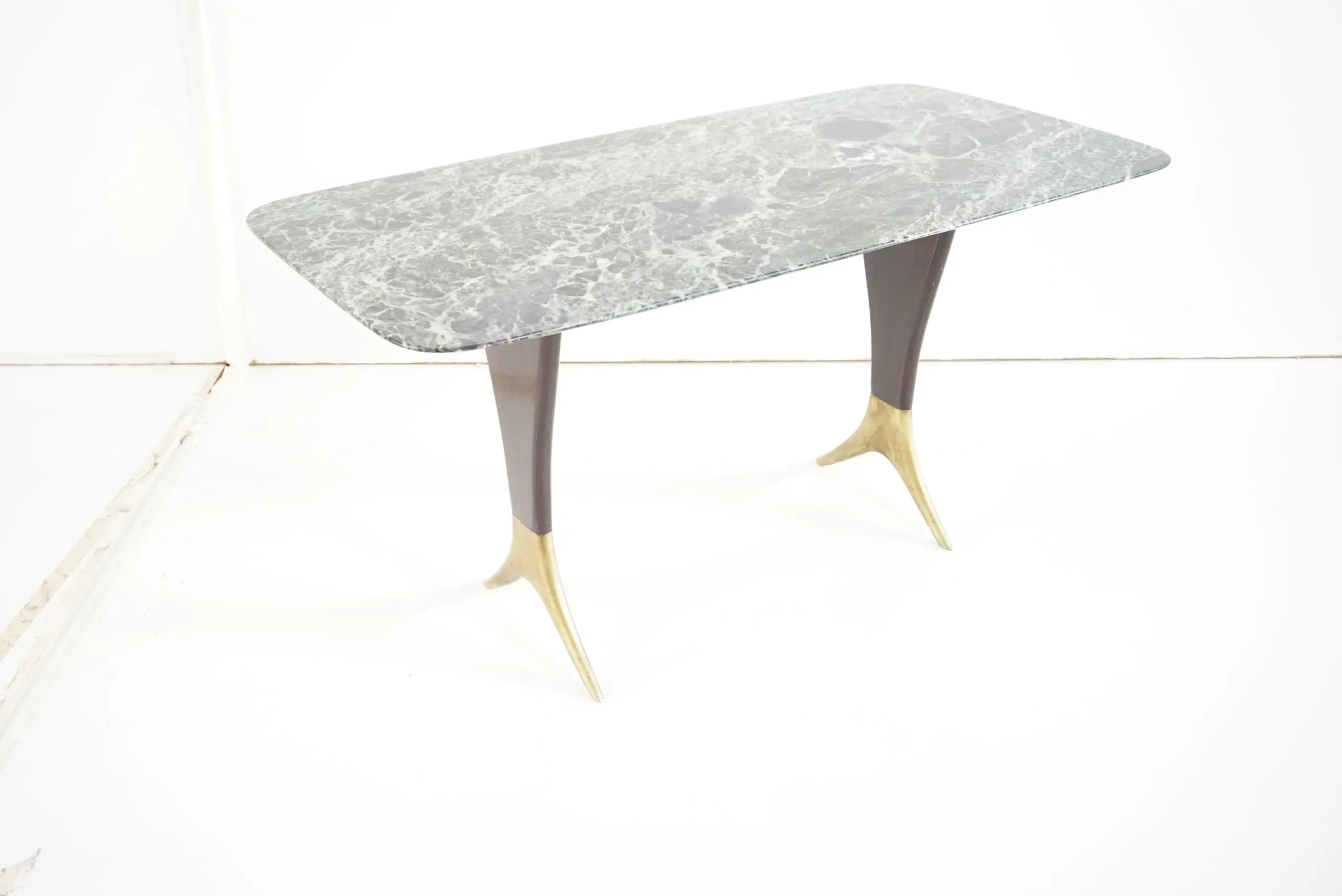 Fine Guglielmo Ulrich coffee table, verde alpi marble top, brass feet,  1940 — photo 9