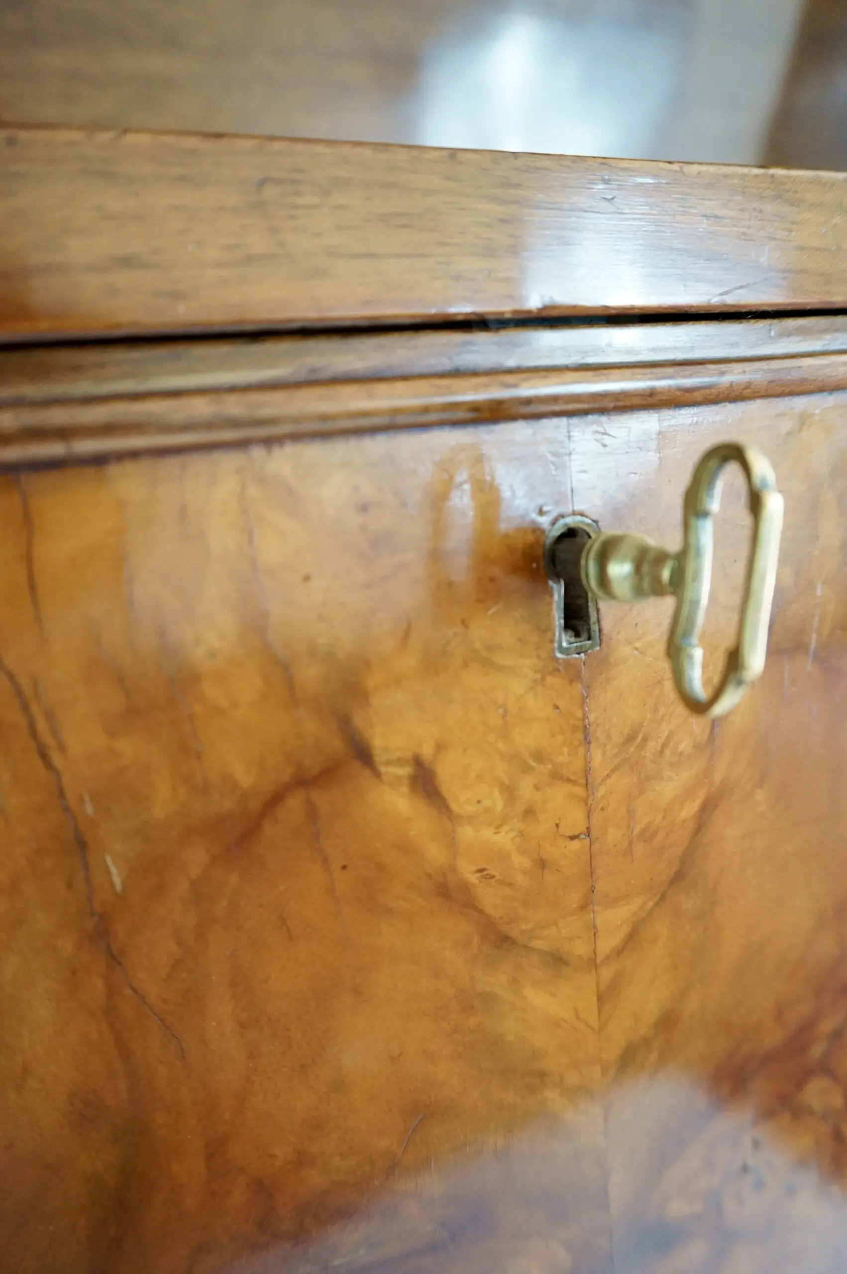 Tomaso Buzzi and Emilio Lancia attr. bookcase cabinet veneered root walnut, 1940 — photo 16