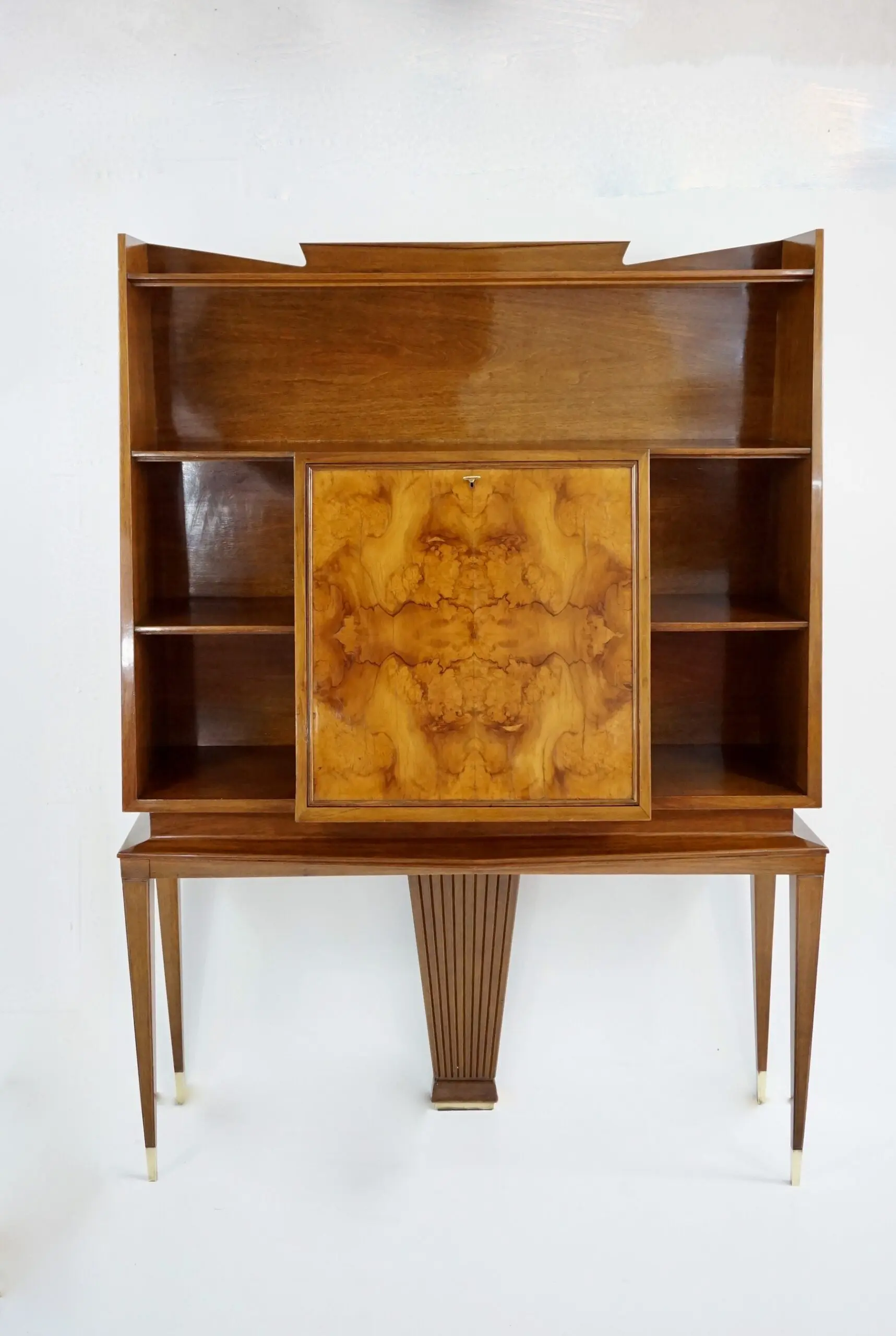 Tomaso Buzzi and Emilio Lancia attr. bookcase cabinet veneered root walnut, 1940 — image 3
