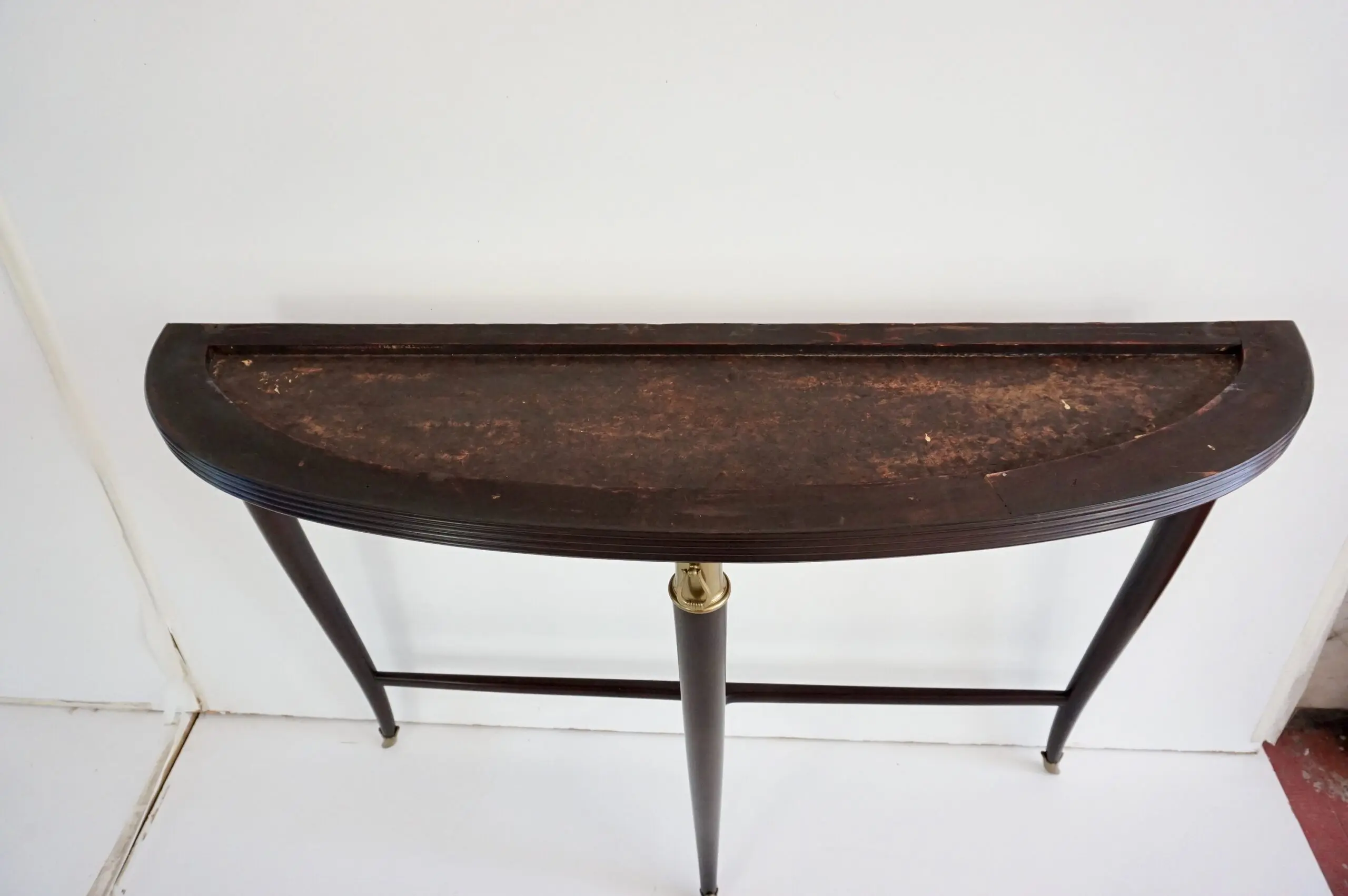 large Paolo Buffa demi-lune console, marble top, bronze details, three feet 1940 — photo 15