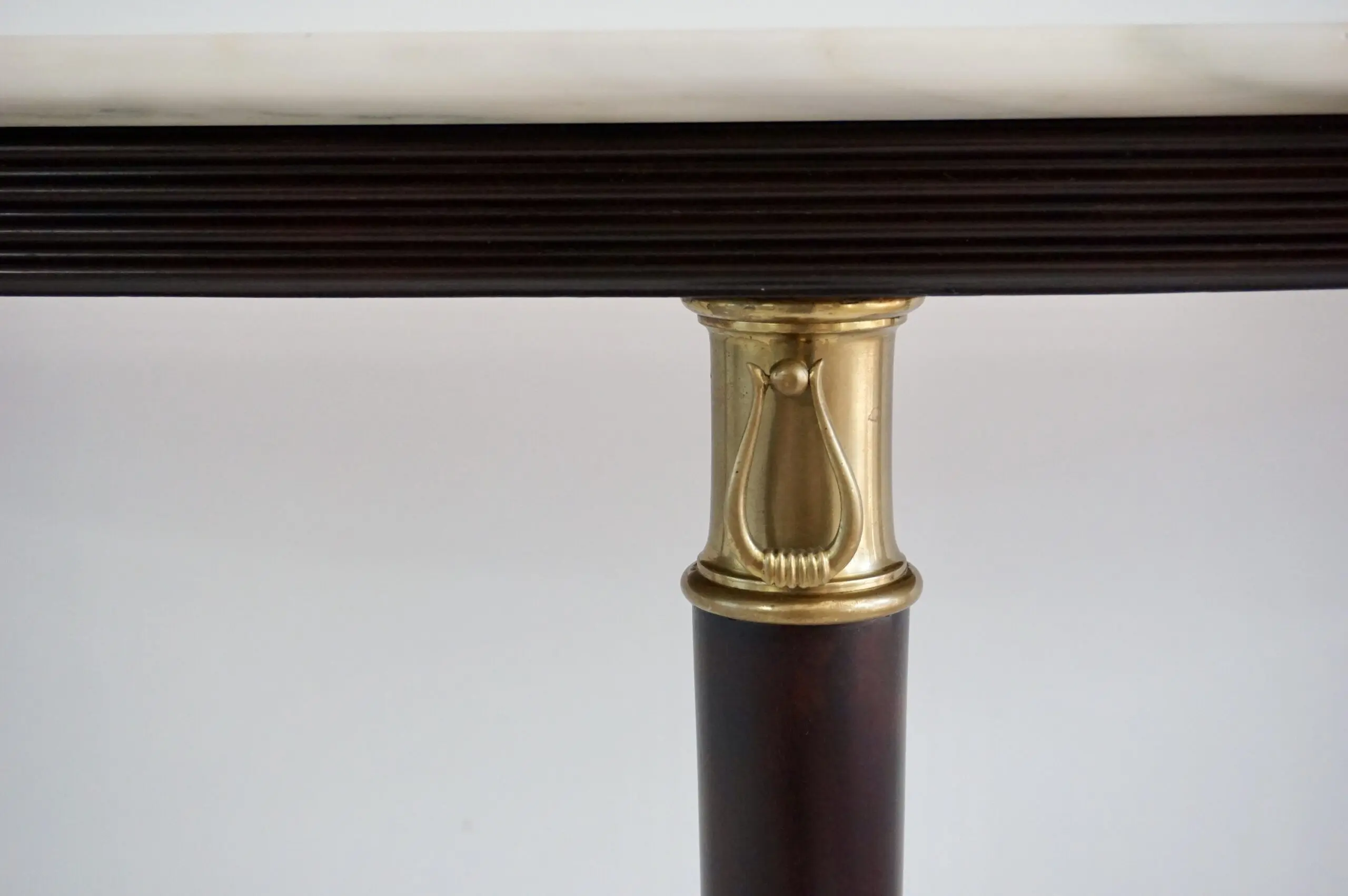 large Paolo Buffa demi-lune console, marble top, bronze details, three feet 1940 — photo 7