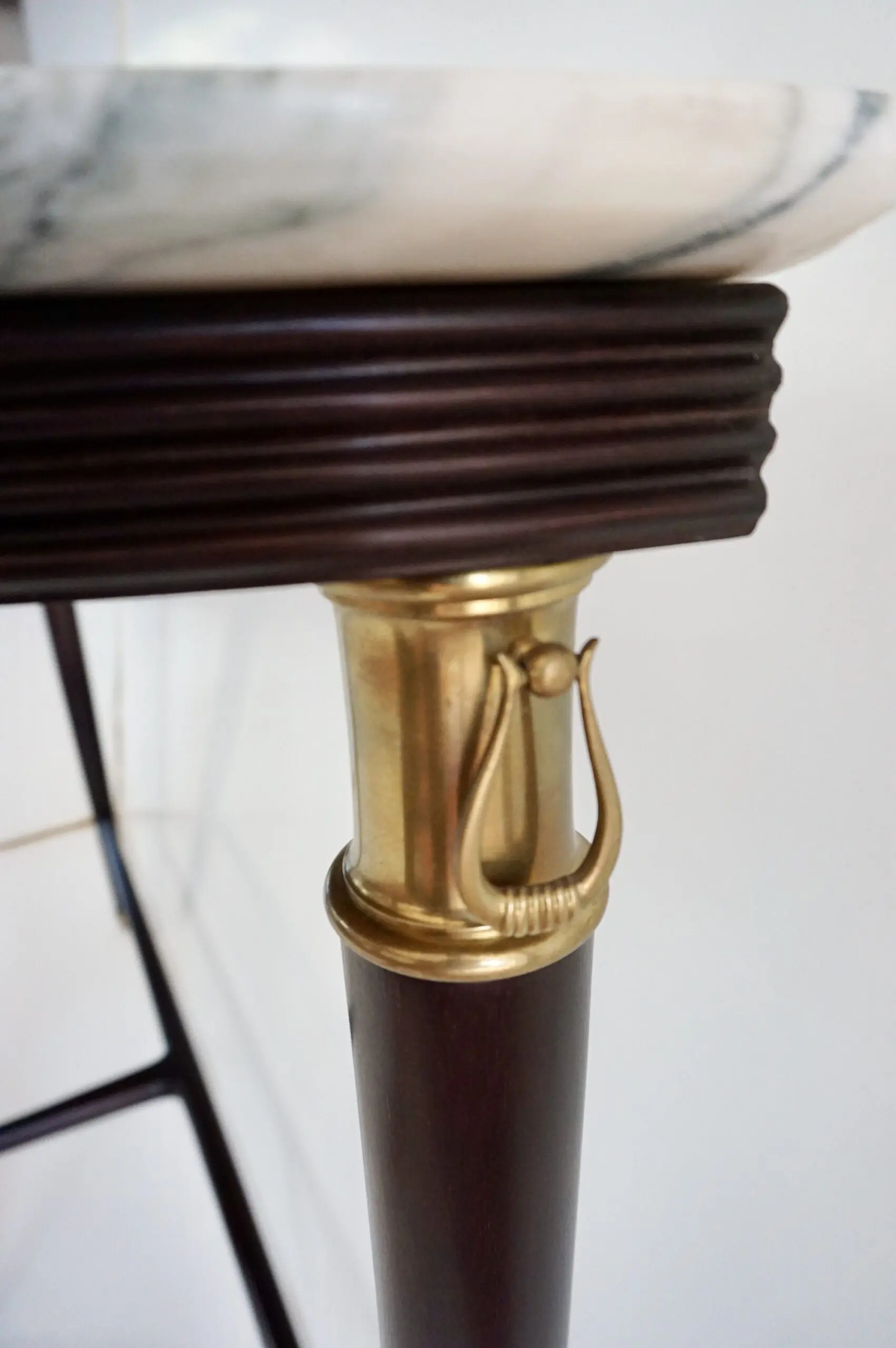 large Paolo Buffa demi-lune console, marble top, bronze details, three feet 1940 — photo 12
