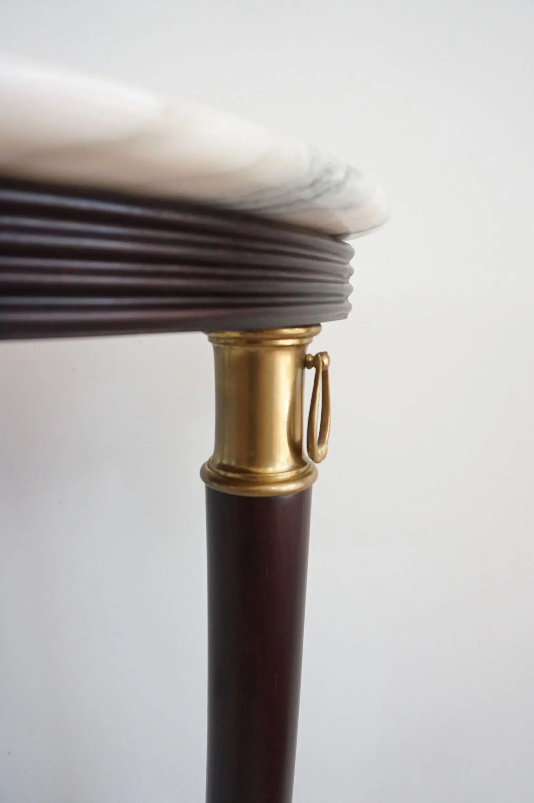 large Paolo Buffa demi-lune console, marble top, bronze details, three feet 1940 — photo 11