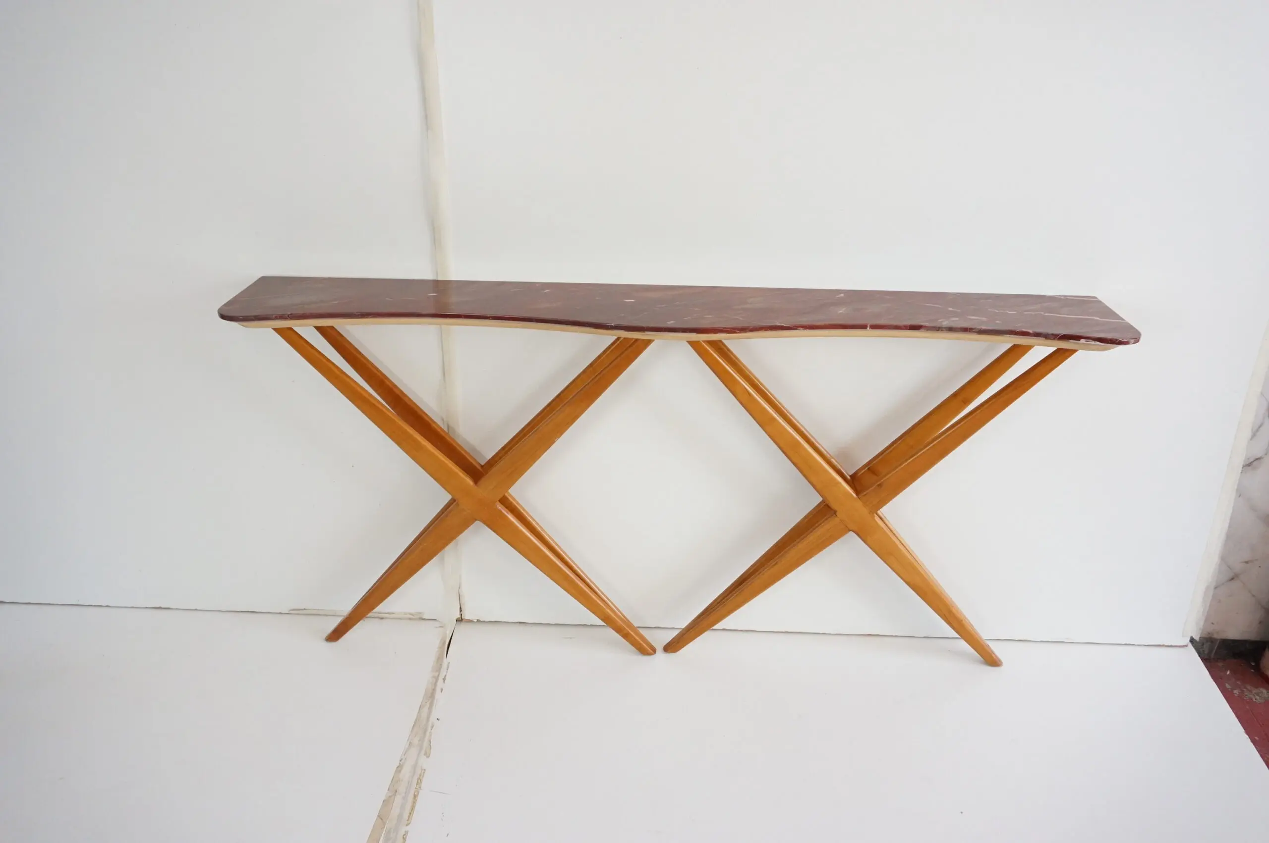 large Studio B.B.P.R. walnut and red  marble top console, double X shaped, 1944 — photo 5