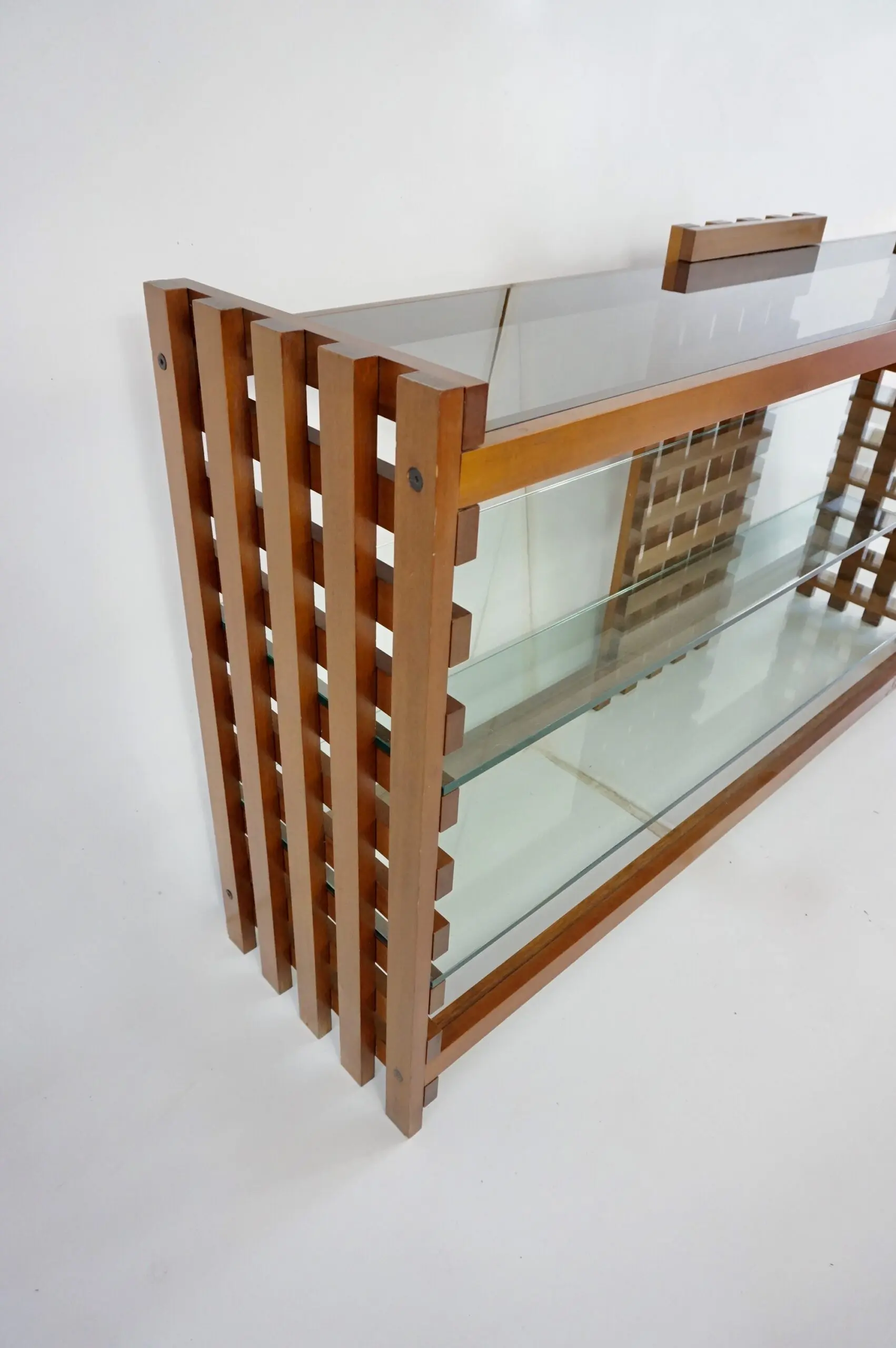 large rationalist bookcase attr. Massimo Vignelli, walnut and glass,1970 — photo 12