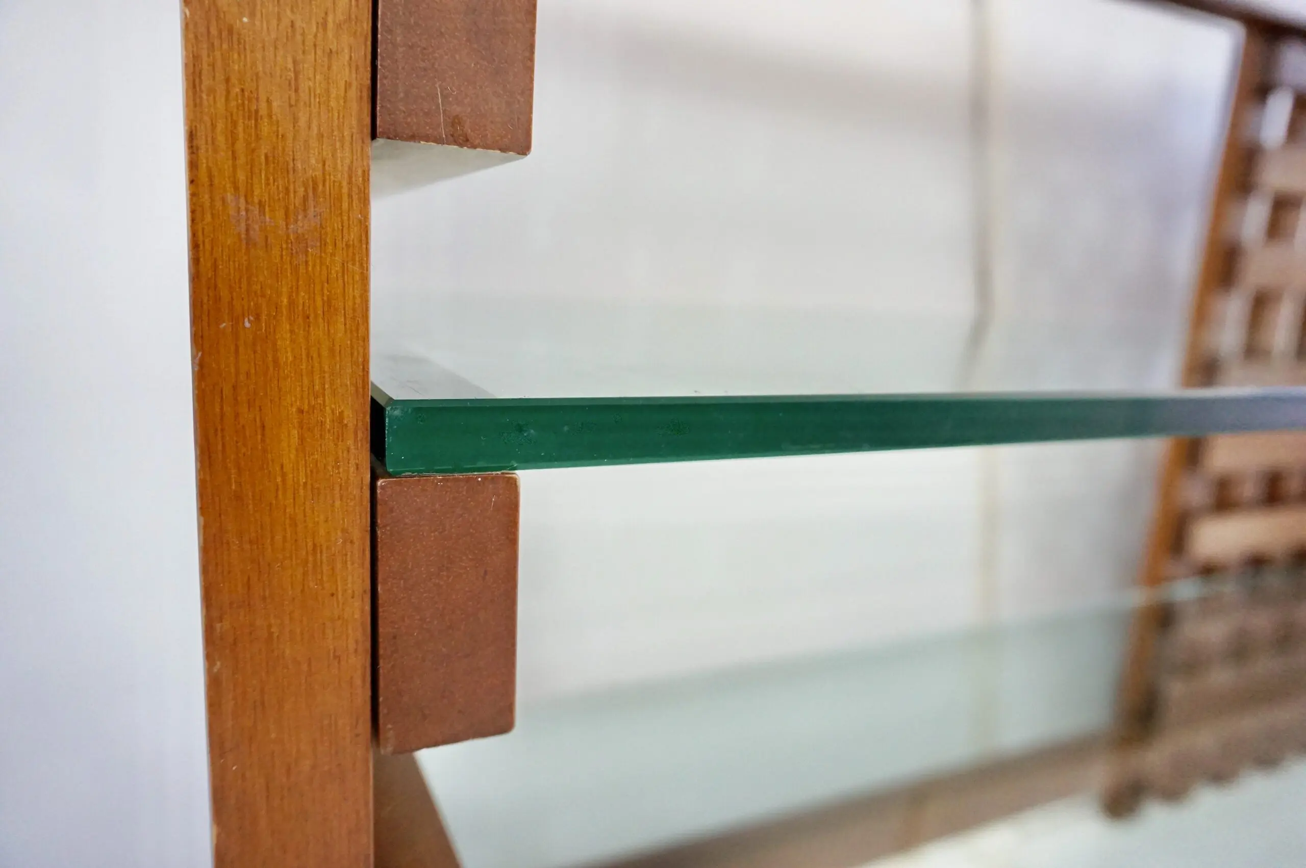large rationalist bookcase attr. Massimo Vignelli, walnut and glass,1970 — photo 16