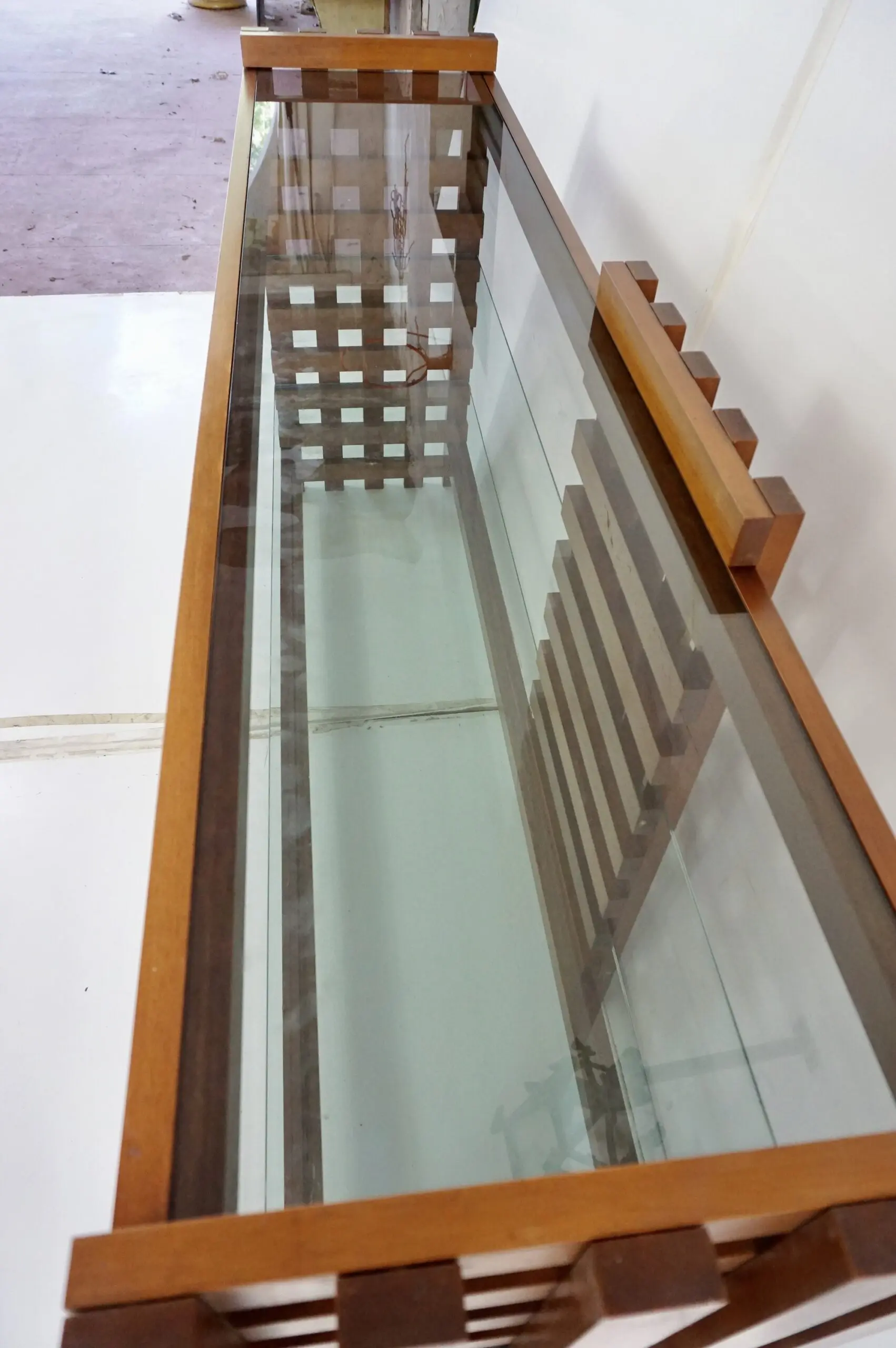 large rationalist bookcase attr. Massimo Vignelli, walnut and glass,1970 — photo 11