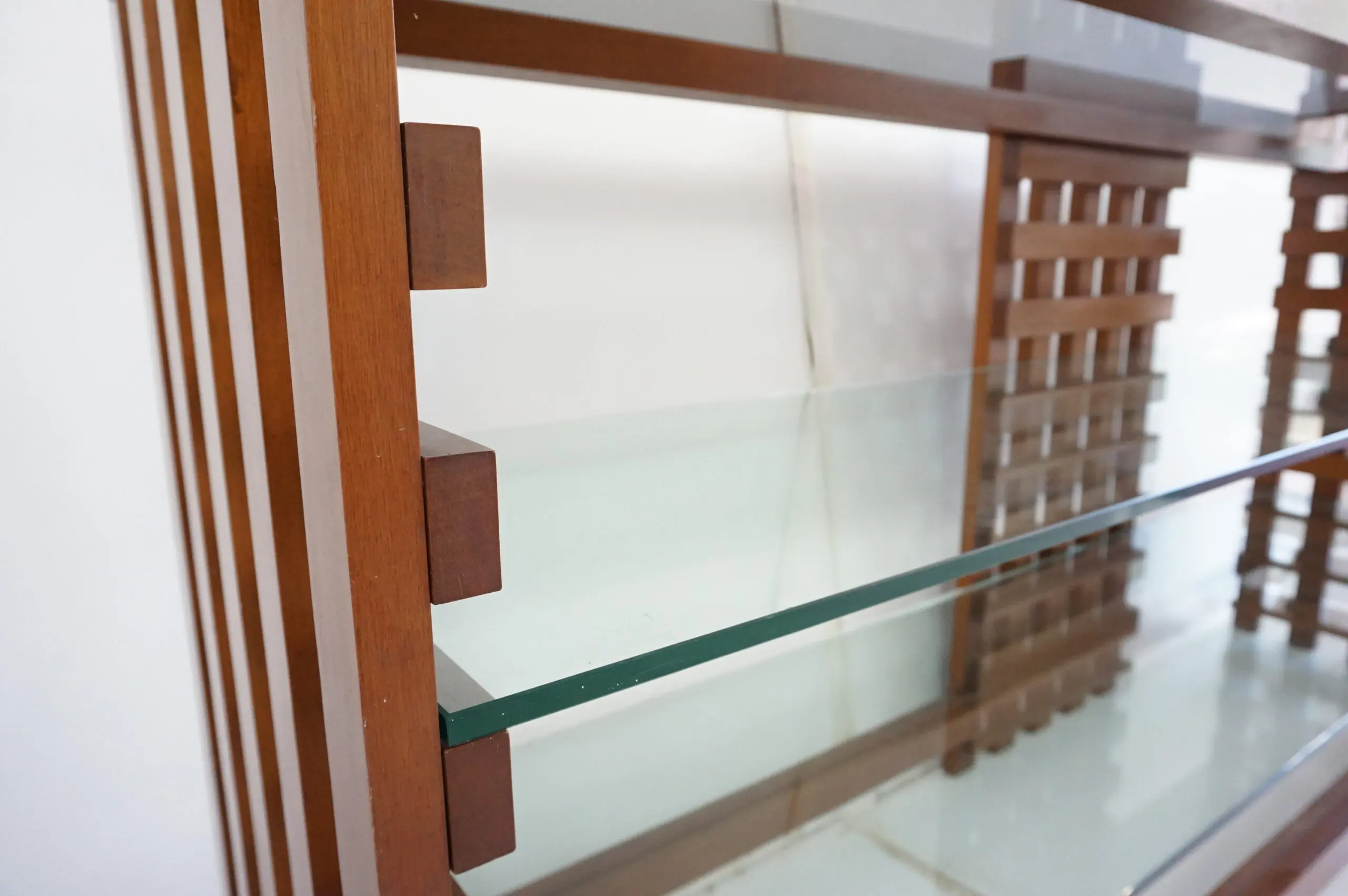 large rationalist bookcase attr. Massimo Vignelli, walnut and glass,1970 — photo 14