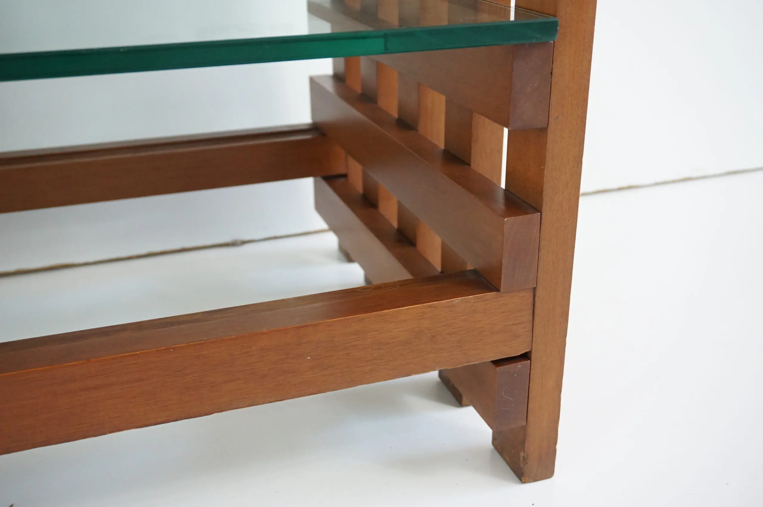large rationalist bookcase attr. Massimo Vignelli, walnut and glass,1970 — photo 17