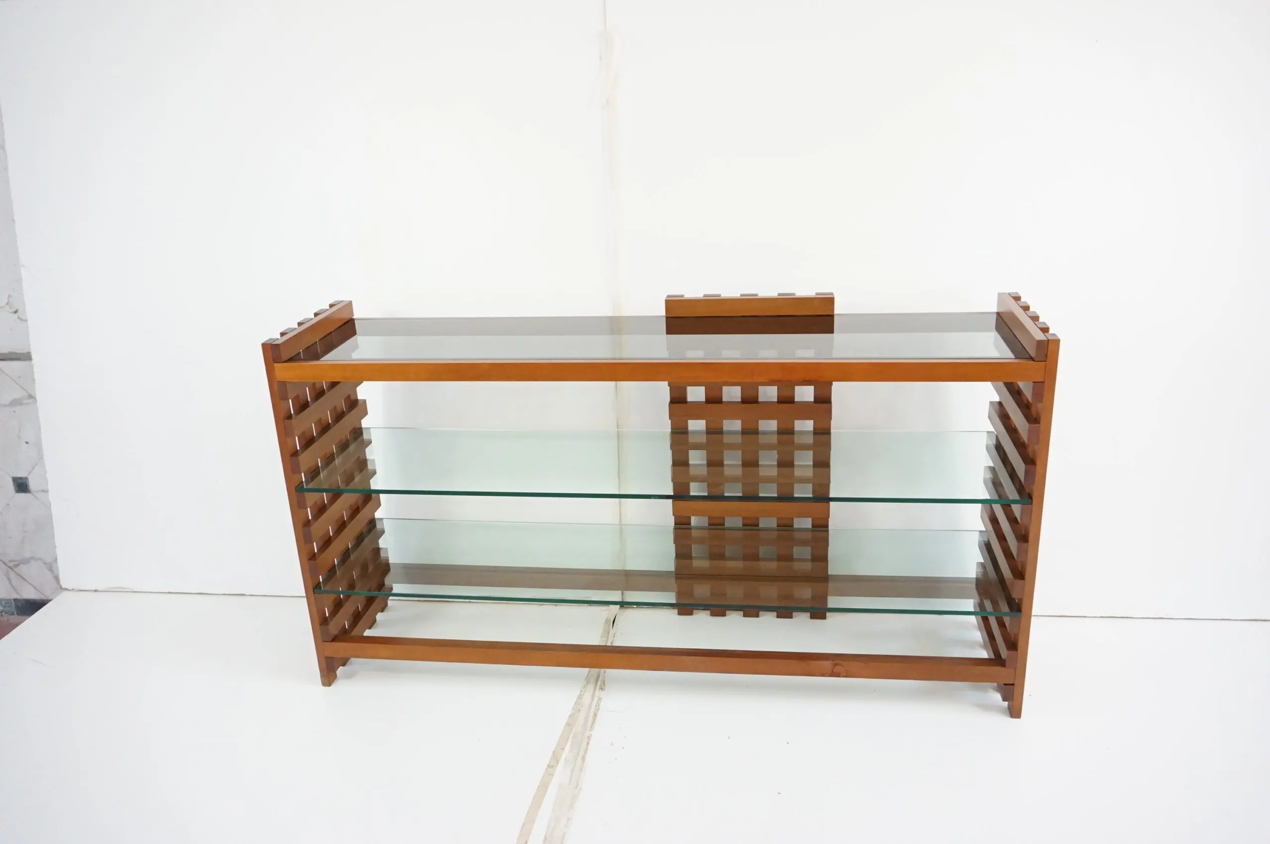 large rationalist bookcase attr. Massimo Vignelli, walnut and glass,1970 — photo 5
