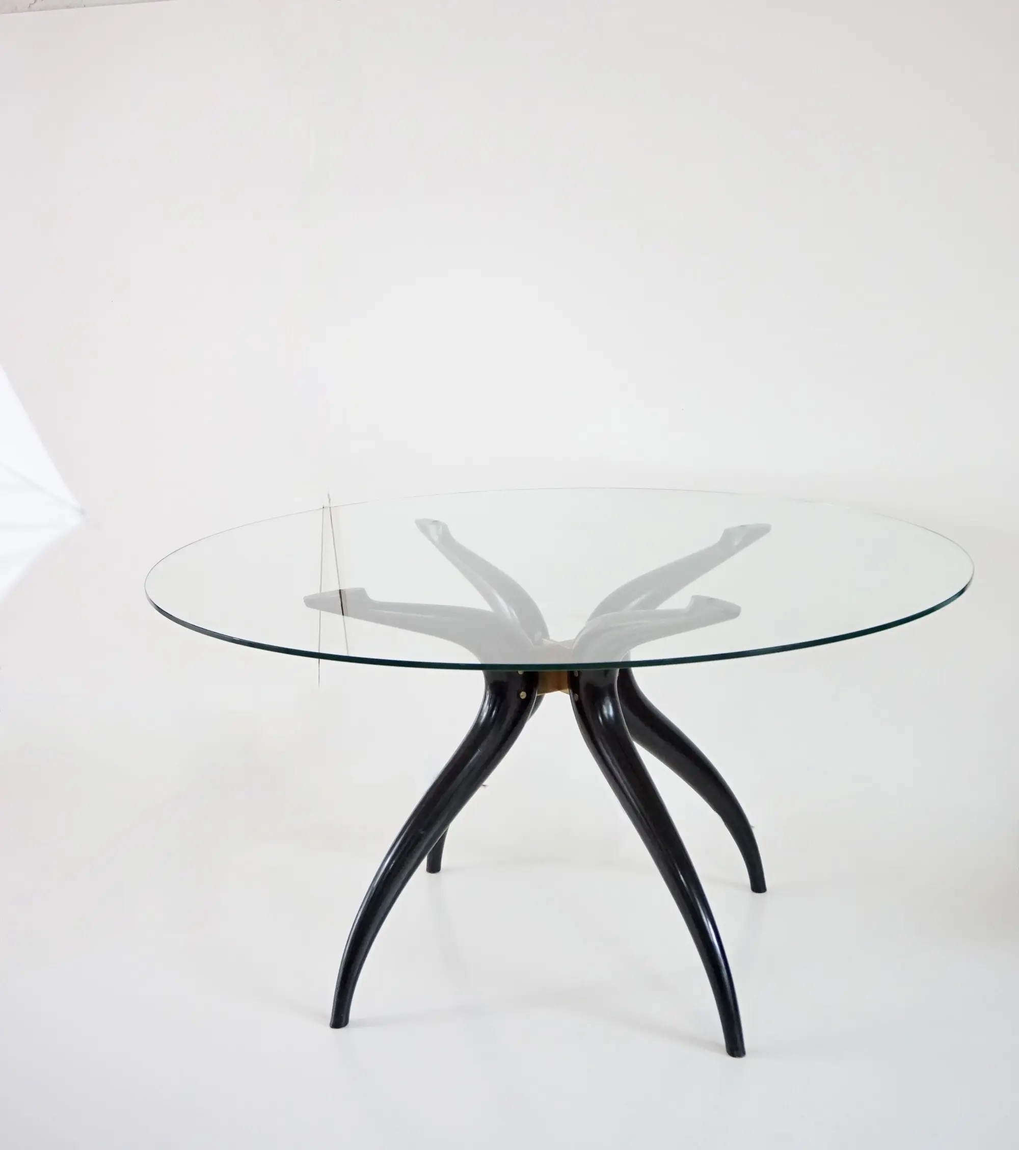 Sculptural round table, follower C.Mollino, lacquered wood, brass and glass, 1945 — image 2
