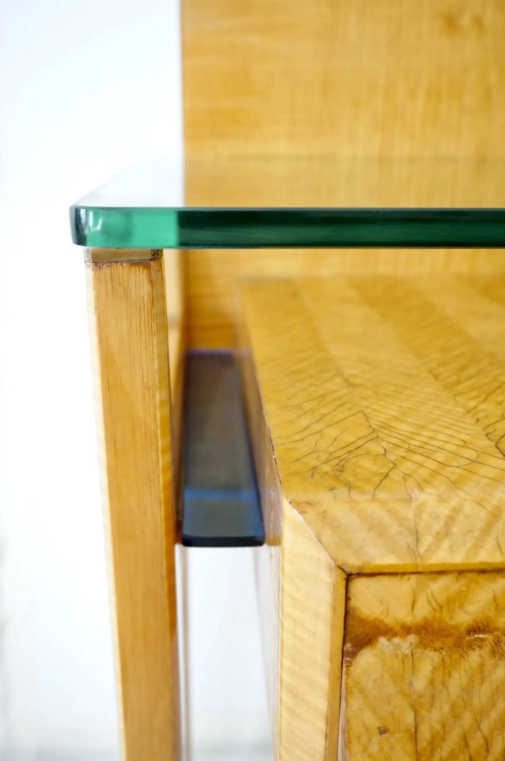 pair of Vittorio Dassi bed side tables, maple veneered, brass and glass, 1950 — photo 10
