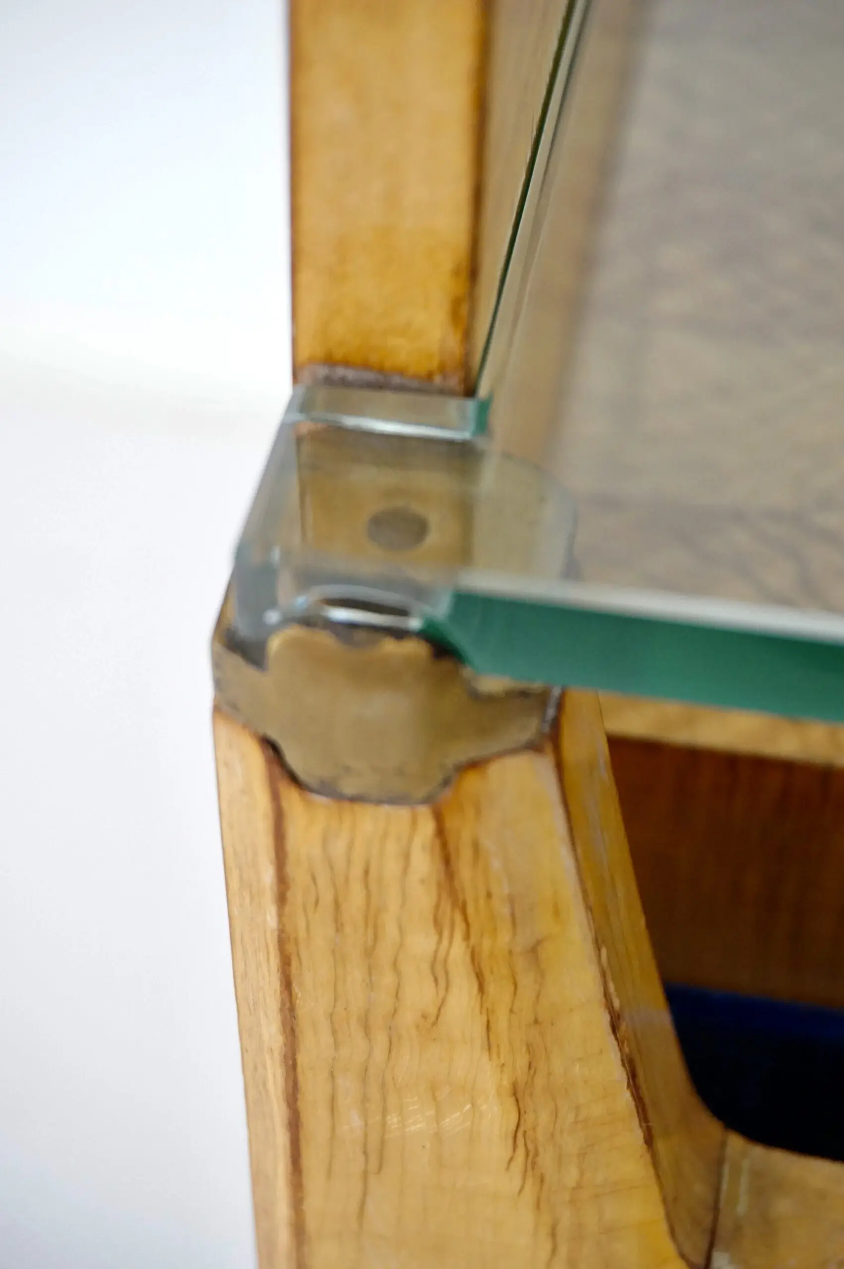 pair of Vittorio Dassi bed side tables, maple veneered, brass and glass, 1950 — photo 8