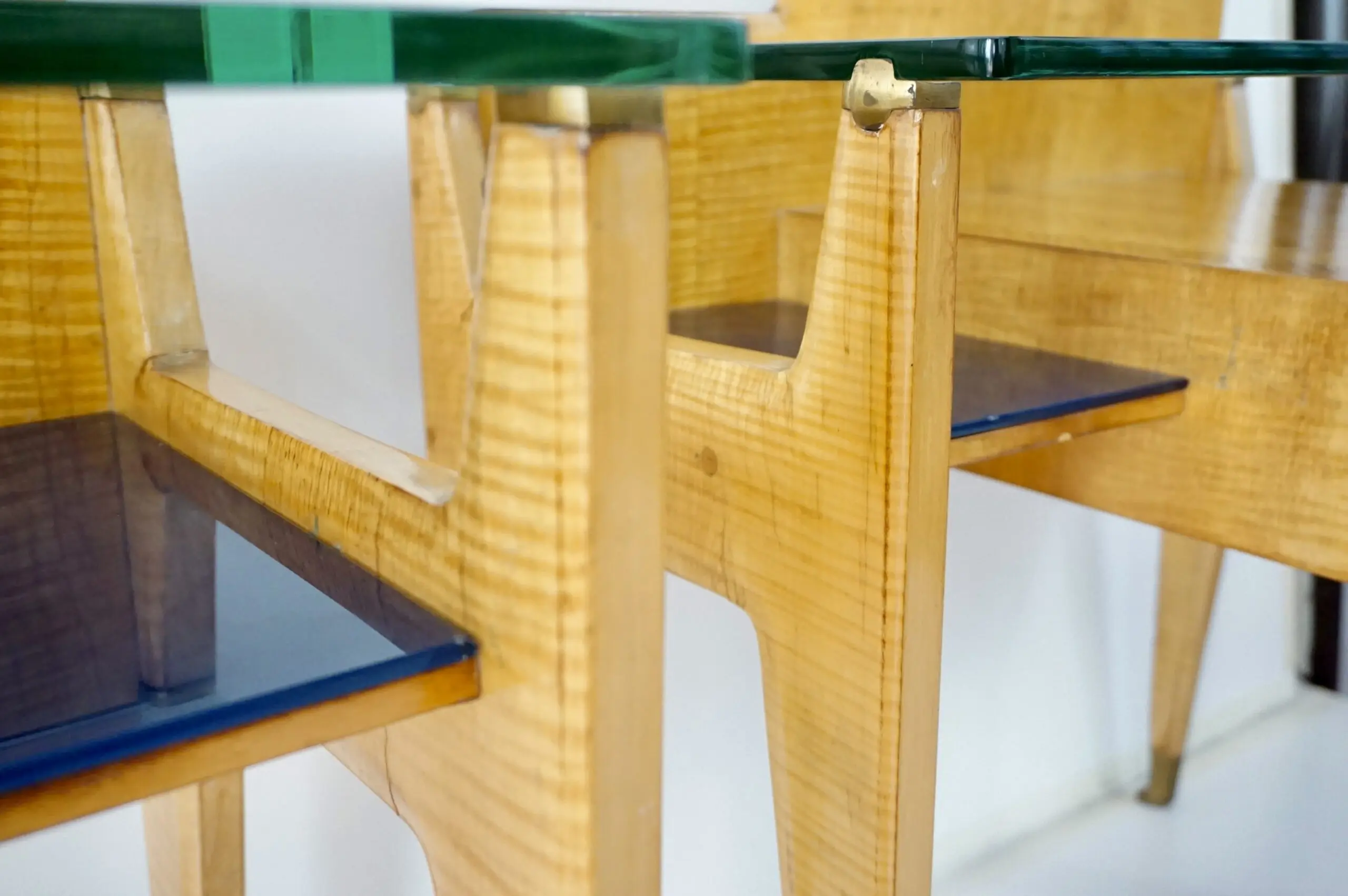 pair of Vittorio Dassi bed side tables, maple veneered, brass and glass, 1950 — photo 9