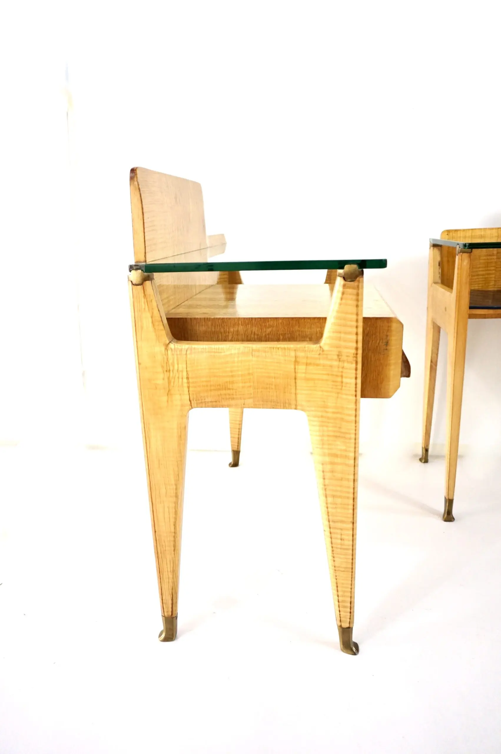 pair of Vittorio Dassi bed side tables, maple veneered, brass and glass, 1950 — photo 4