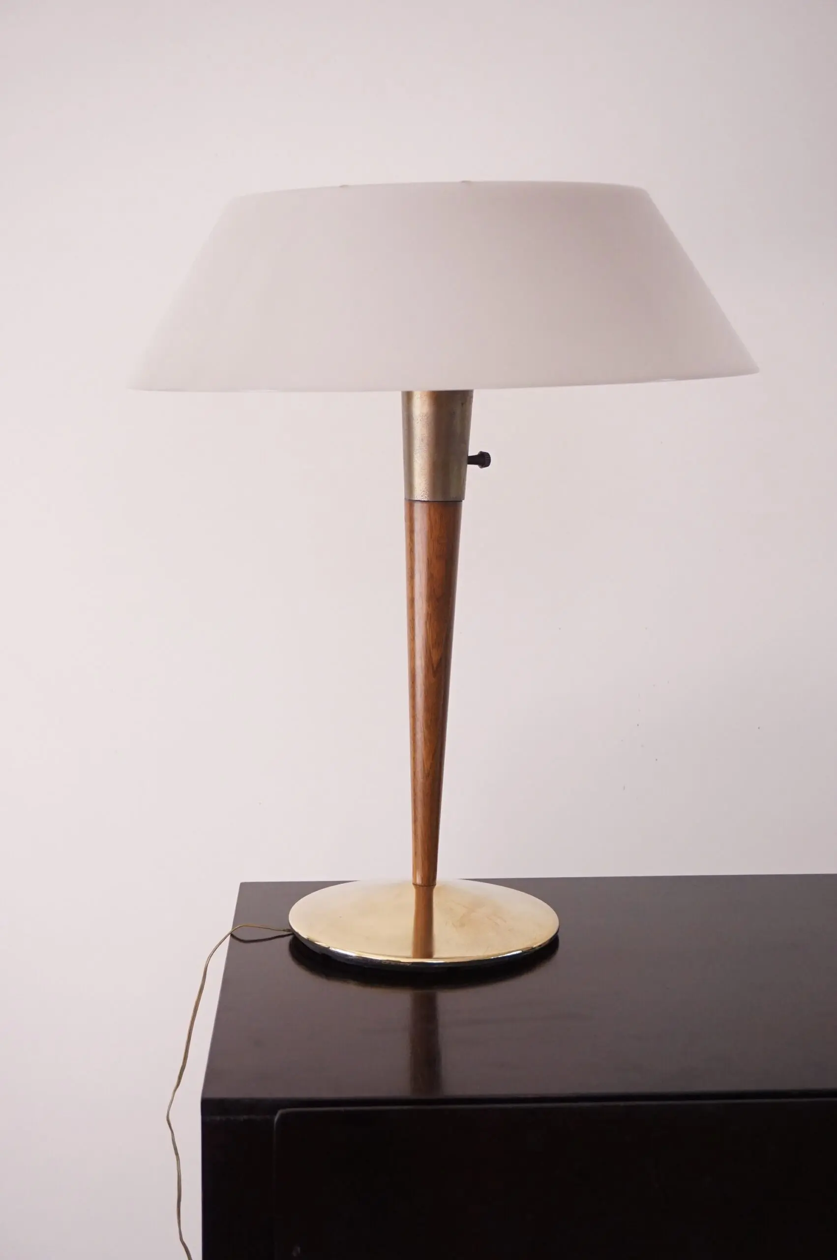 Gaetano Sciolari fine table lamp, brass, walnut, white plexiglass mod. A/1  1960 — image 3