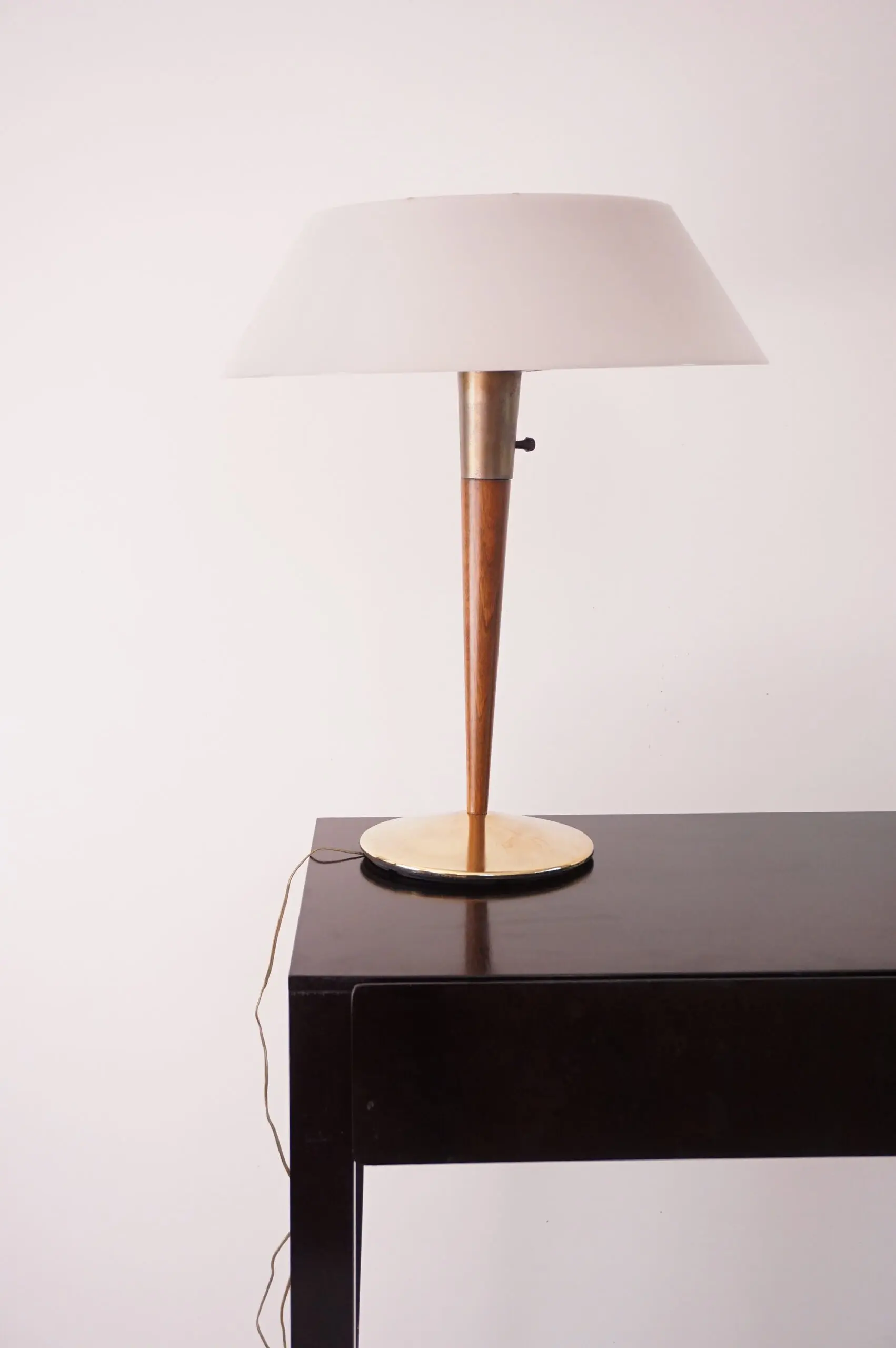 Gaetano Sciolari fine table lamp, brass, walnut, white plexiglass mod. A/1  1960 — image 2