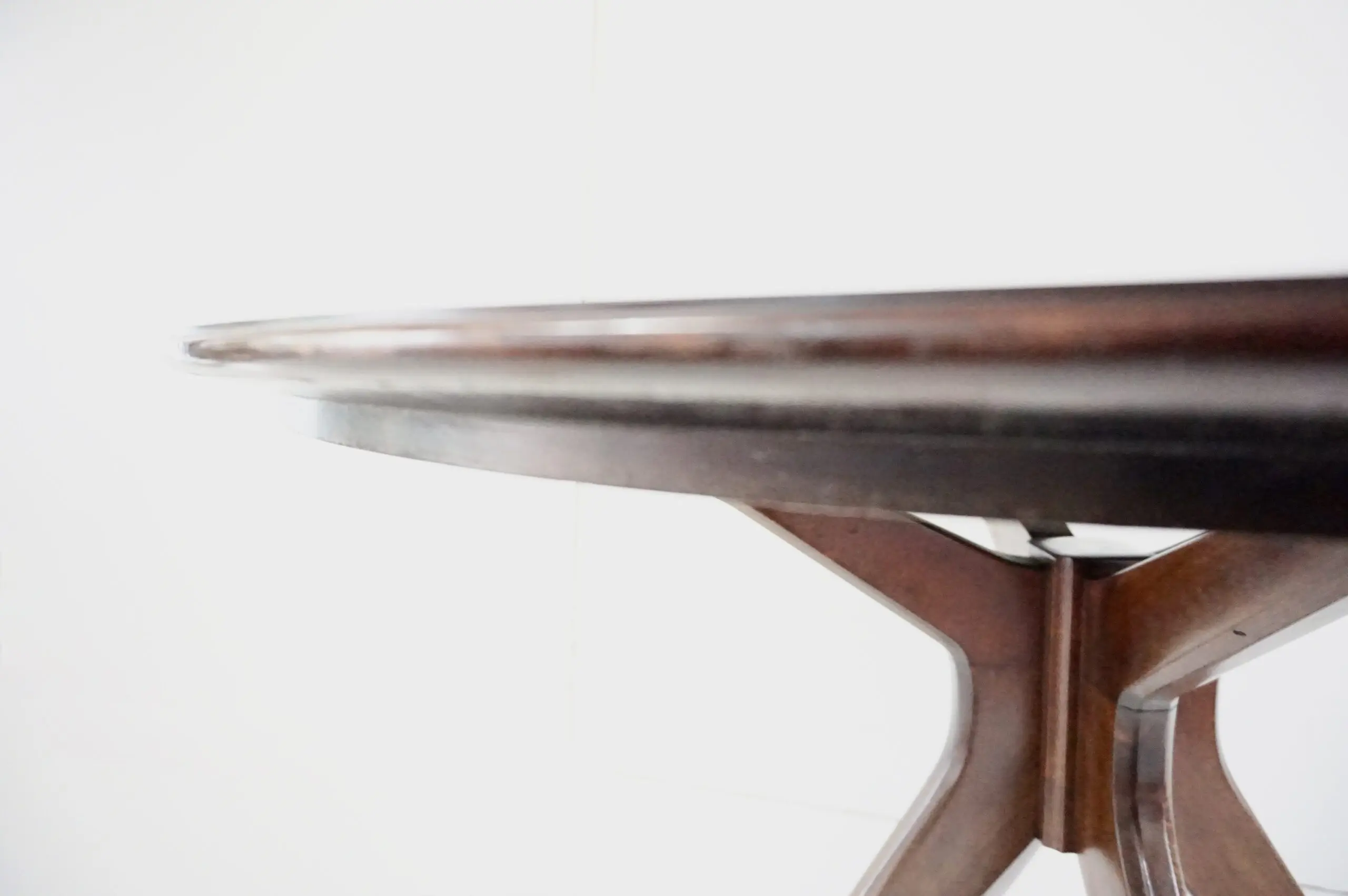Osvaldo Borsani round dining table, walnut, four feet, circa 1951 — photo 4