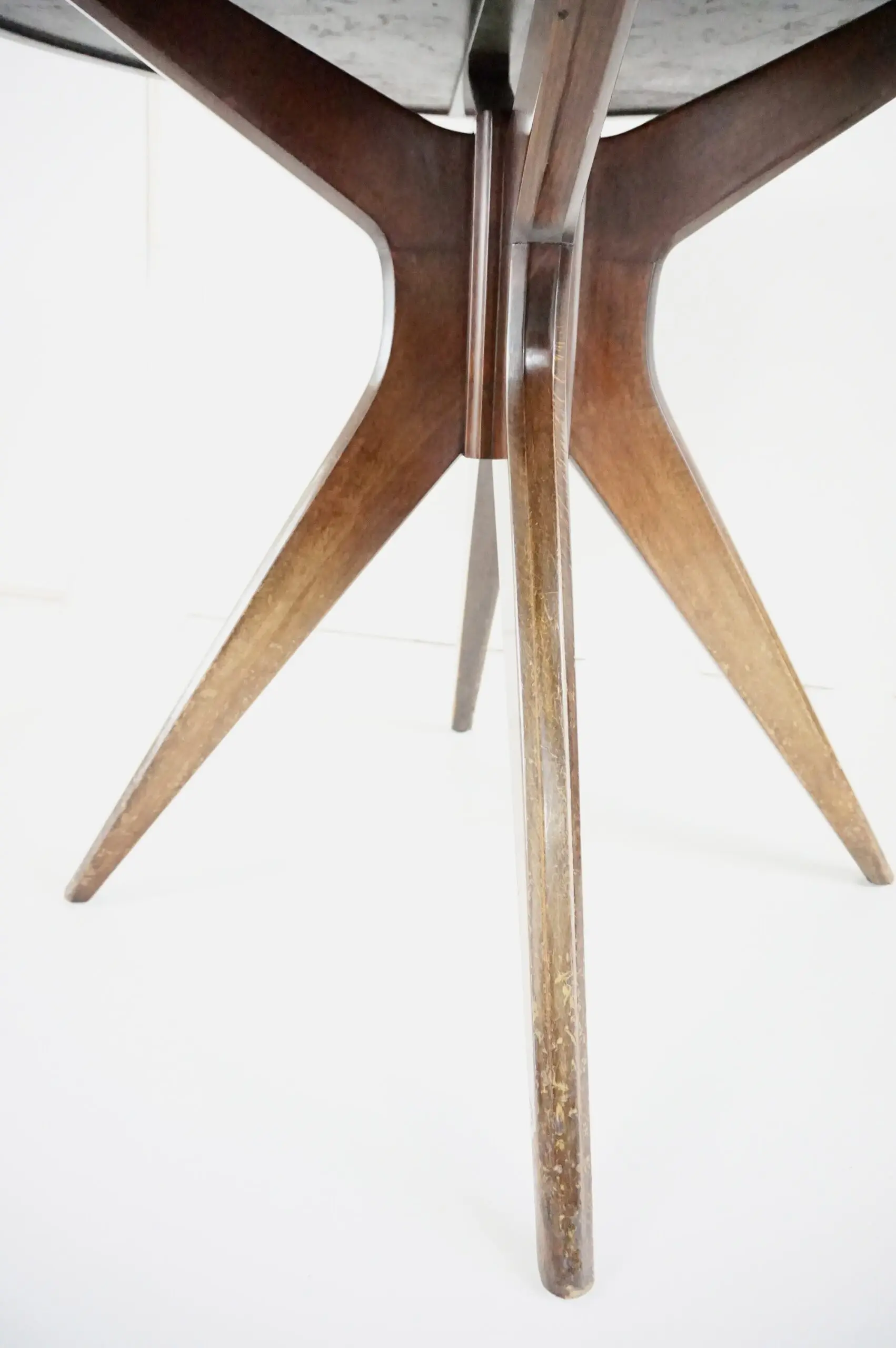 Osvaldo Borsani round dining table, walnut, four feet, circa 1951 — photo 7