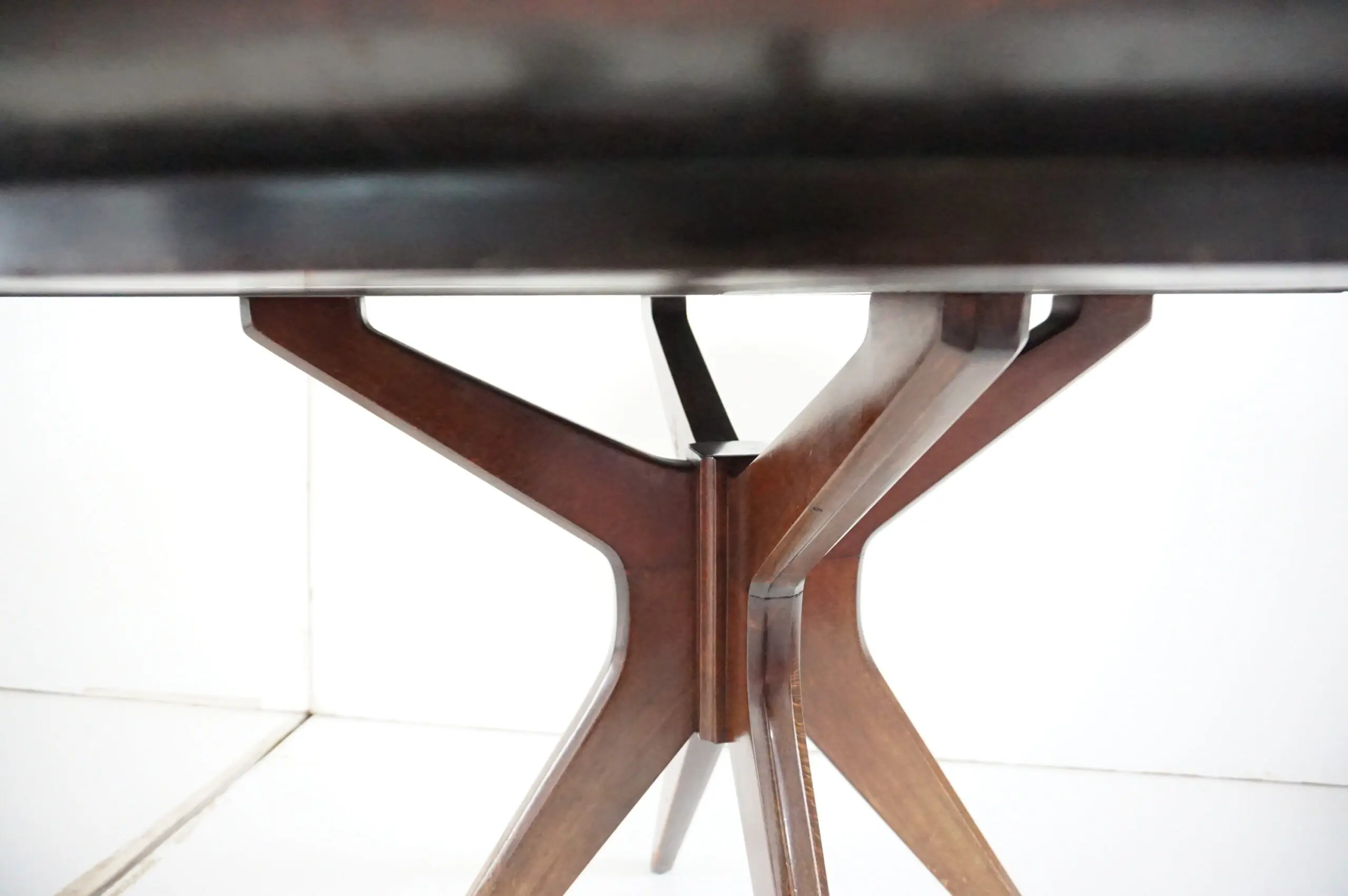 Osvaldo Borsani round dining table, walnut, four feet, circa 1951 — photo 5