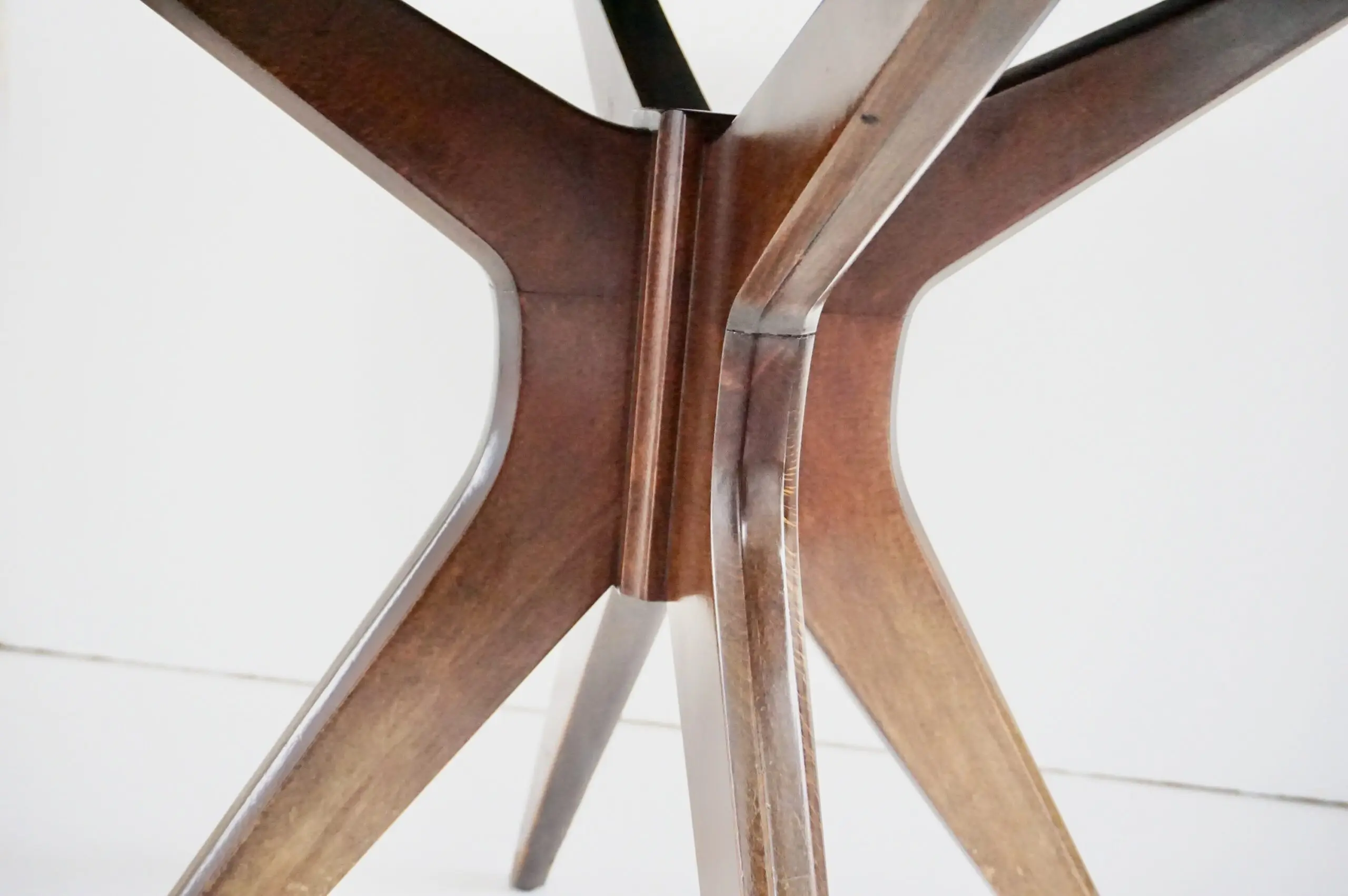 Osvaldo Borsani round dining table, walnut, four feet, circa 1951 — photo 8