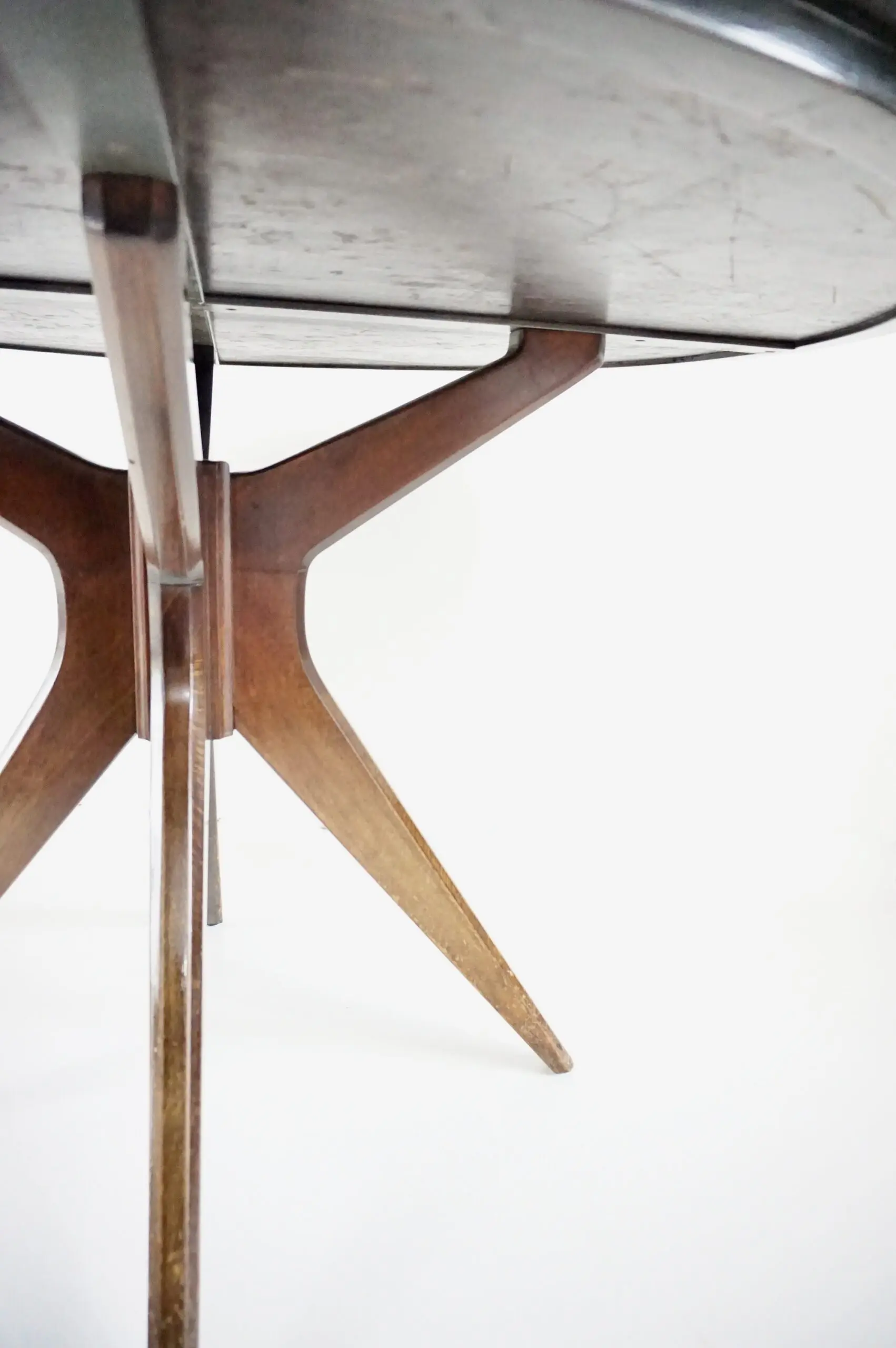 Osvaldo Borsani round dining table, walnut, four feet, circa 1951 — photo 6