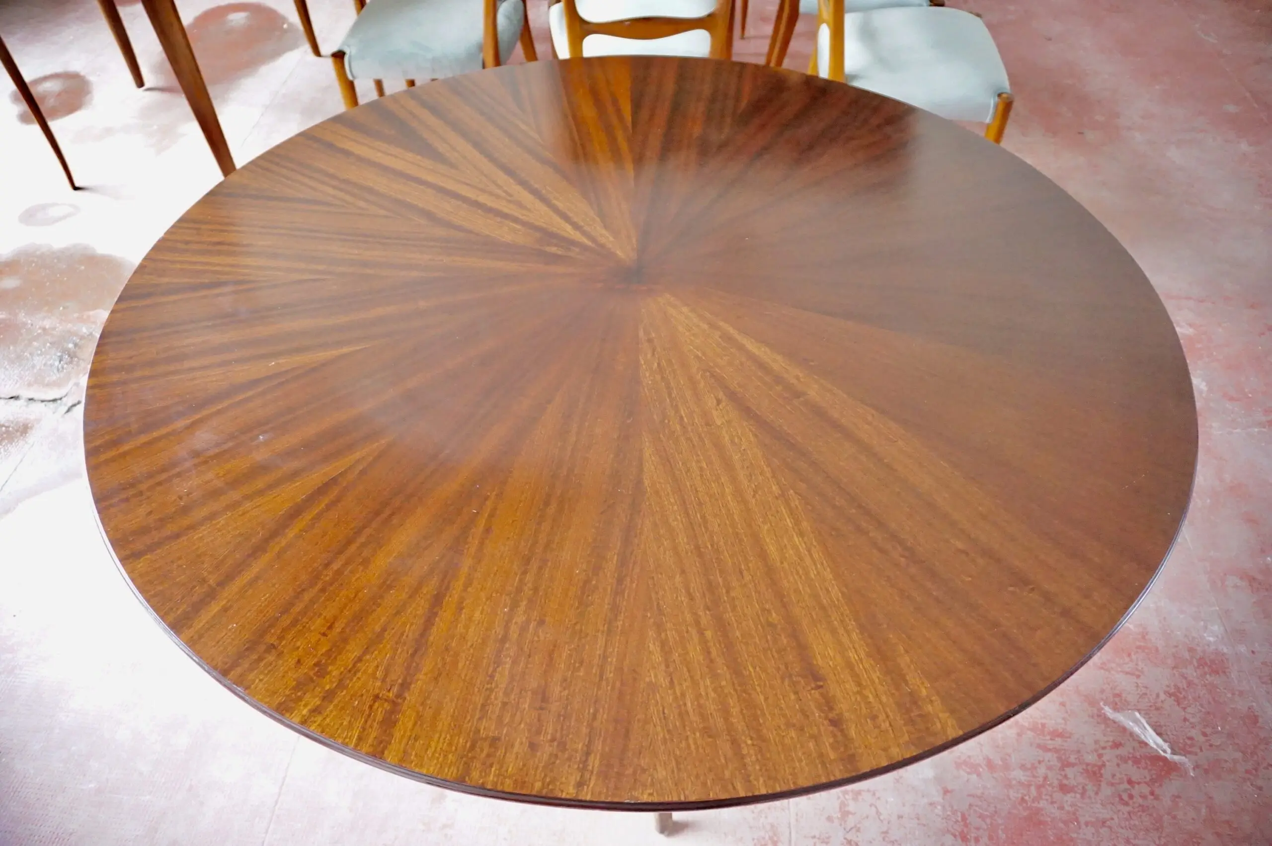 Osvaldo Borsani round dining table, walnut, four feet, circa 1951 — photo 11