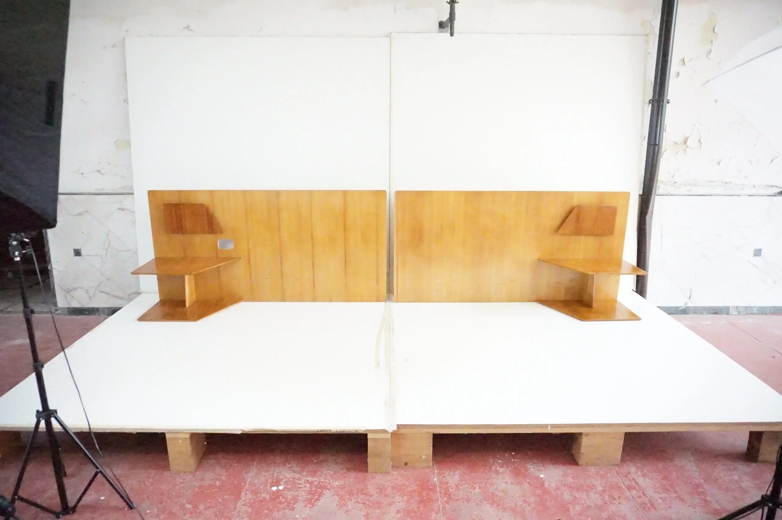 Gio Ponti pair of rare elm wood Headboards fitted bedside tables, Hotel Royal, 1955 — photo 4