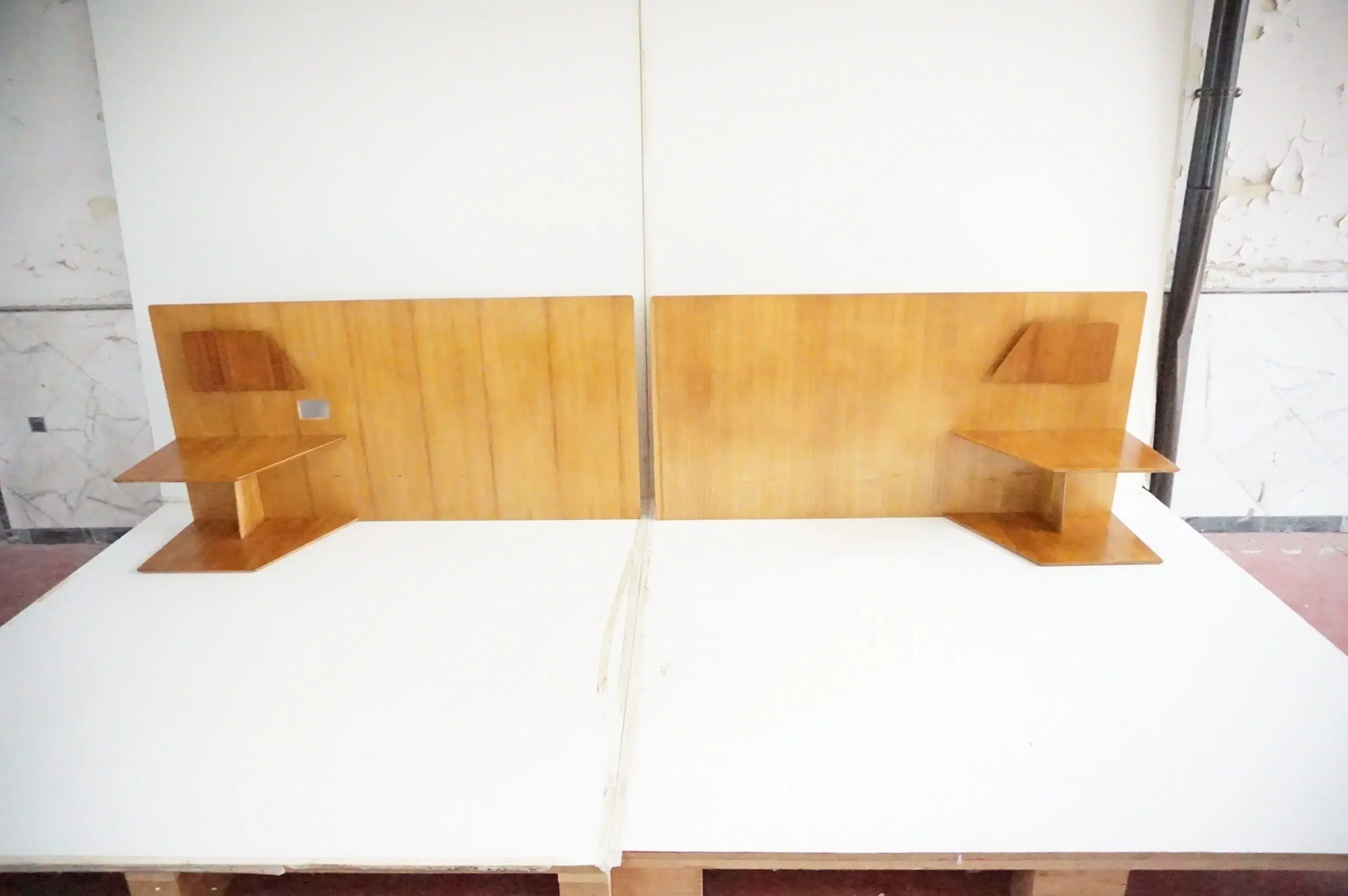 Gio Ponti pair of rare elm wood Headboards fitted bedside tables, Hotel Royal, 1955 — image 3