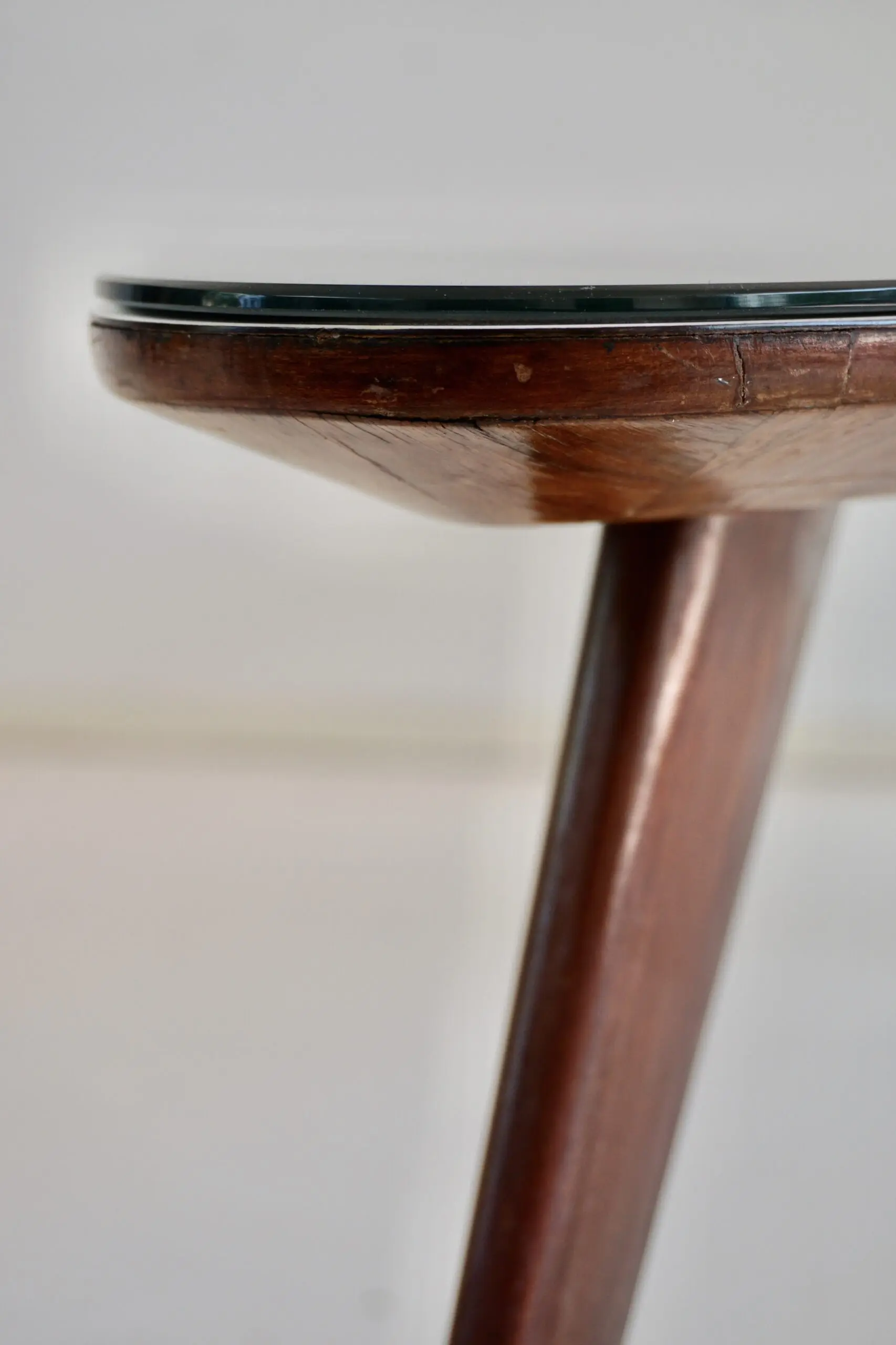 large Cesare Lacca walnut coffee table, three feet irregular shape, mirrored top — photo 10