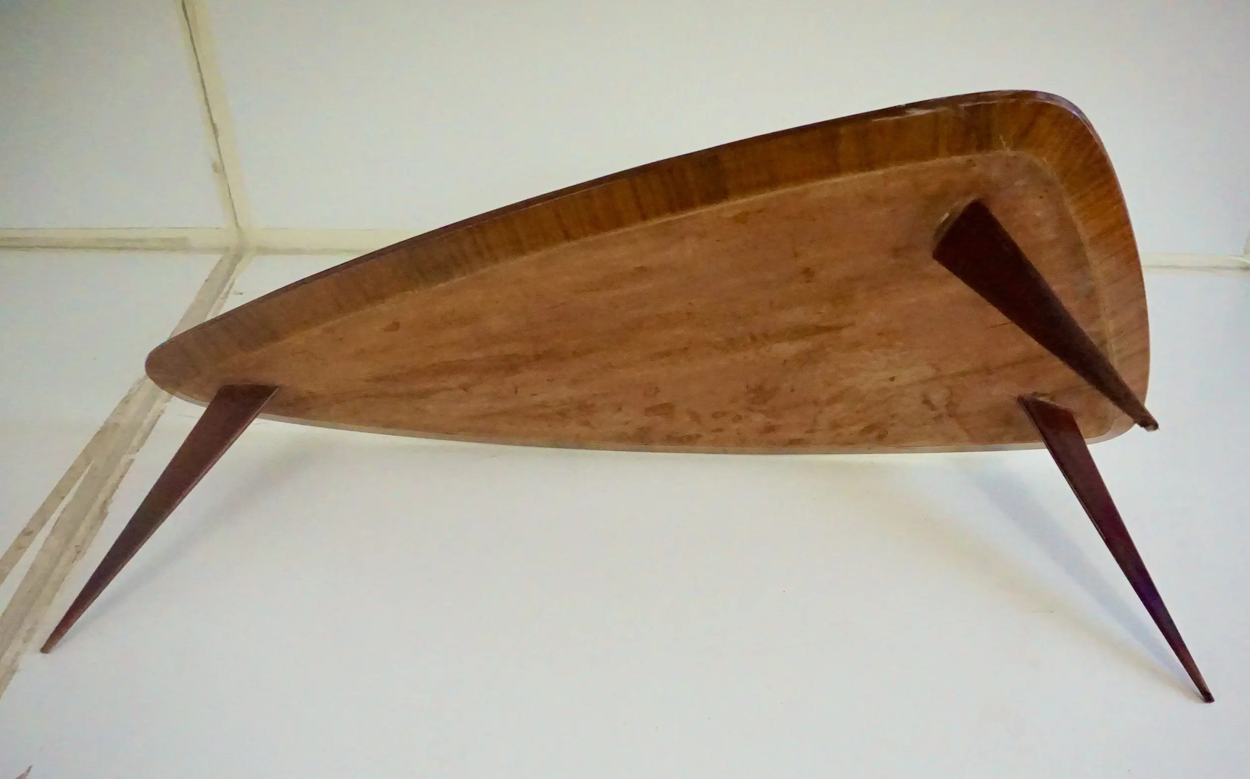 large Cesare Lacca walnut coffee table, three feet irregular shape, mirrored top — photo 12
