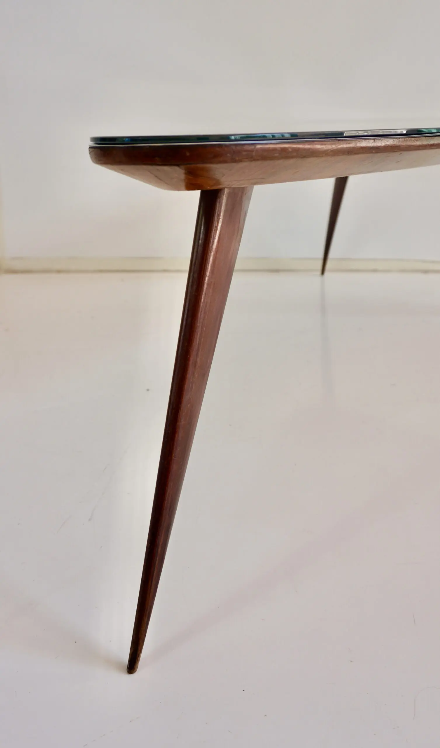 large Cesare Lacca walnut coffee table, three feet irregular shape, mirrored top — photo 8