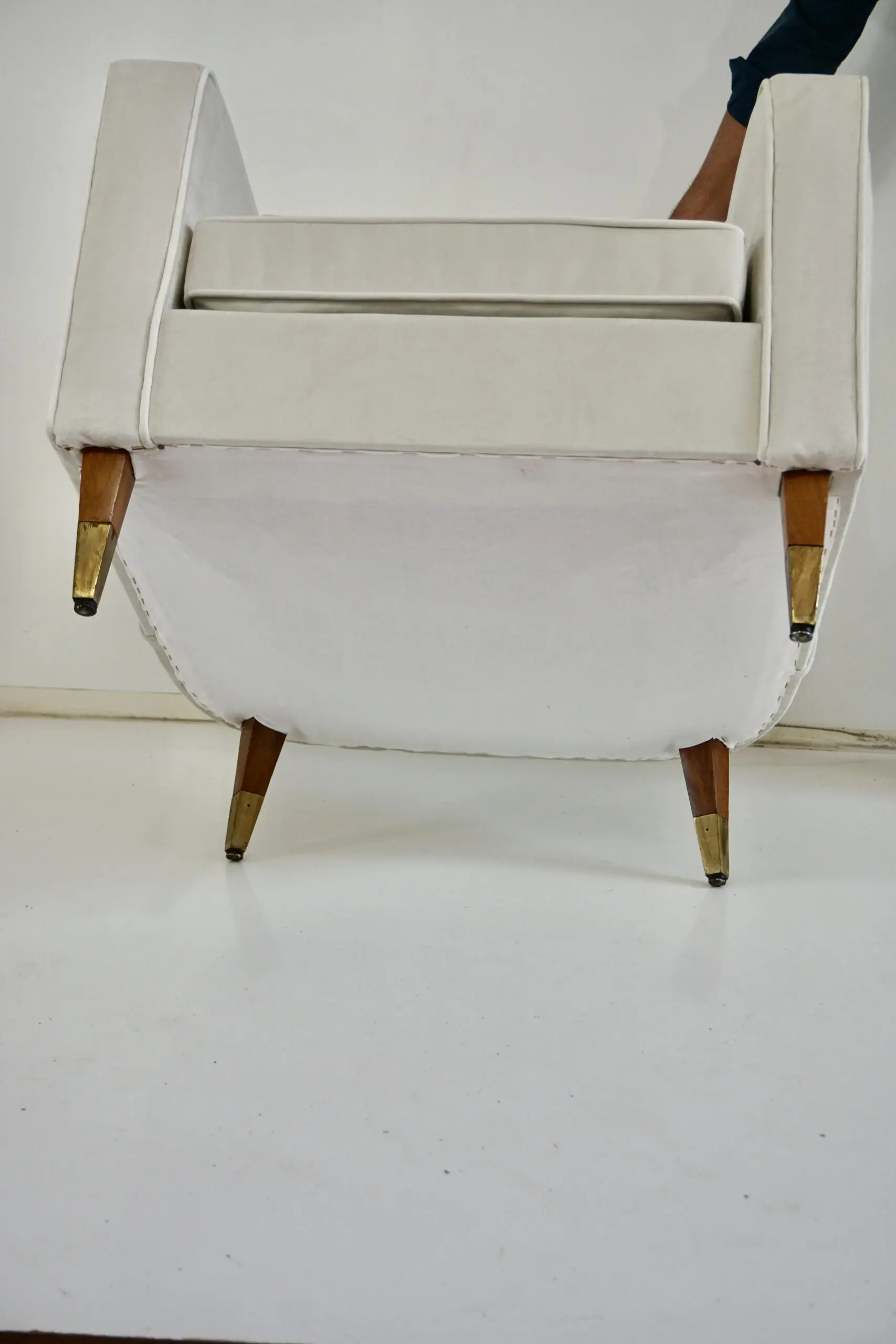 pair of GIO PONTI armchairs white velvet  brass feet for private residence 1955 — photo 21