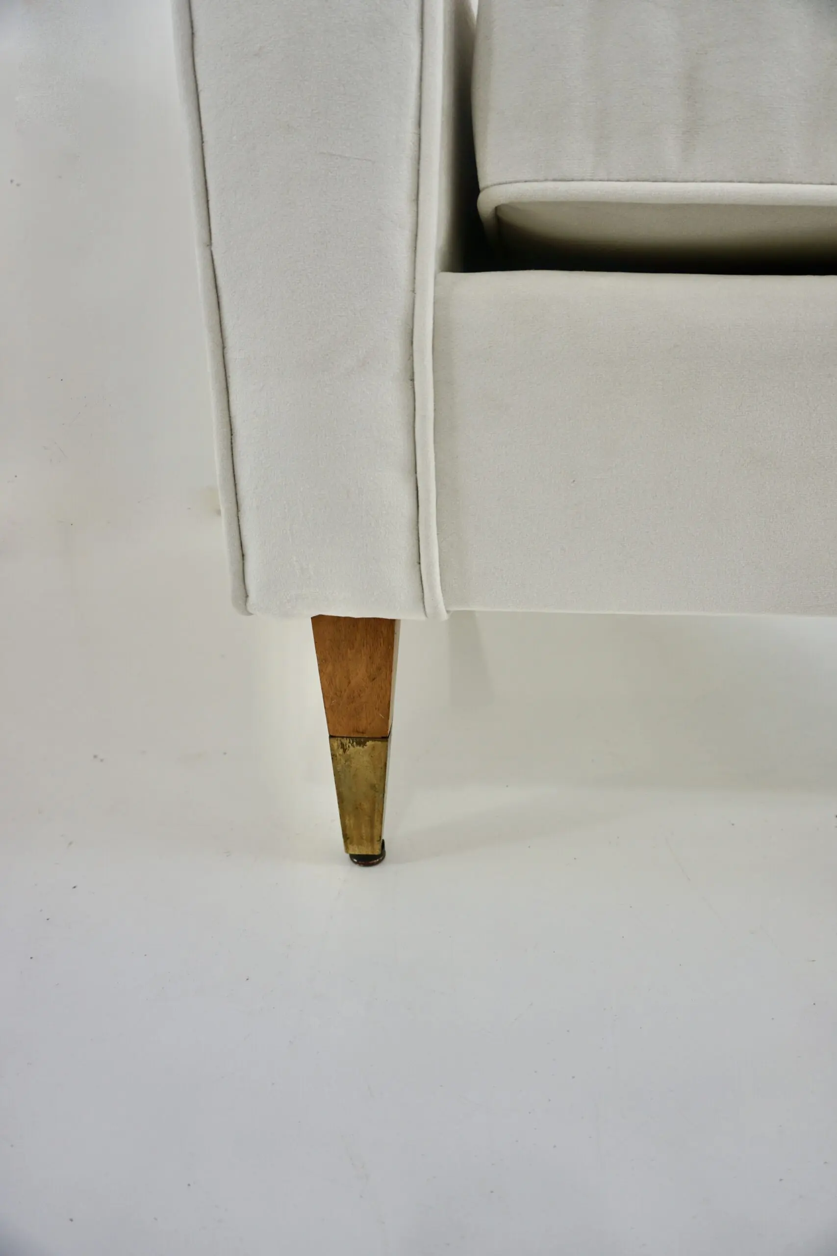 pair of GIO PONTI armchairs white velvet  brass feet for private residence 1955 — photo 15