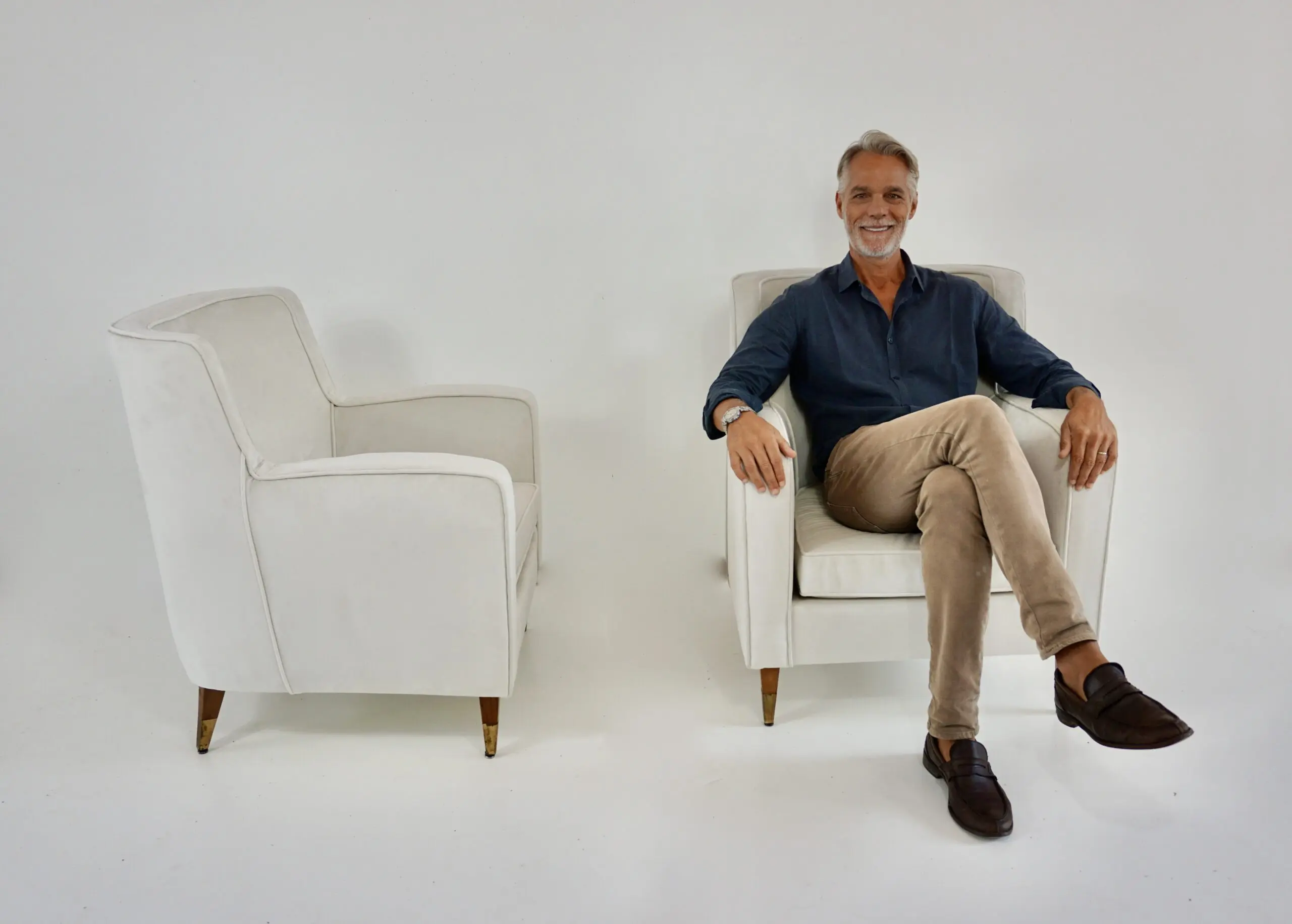 pair of GIO PONTI armchairs white velvet  brass feet for private residence 1955 — photo 20