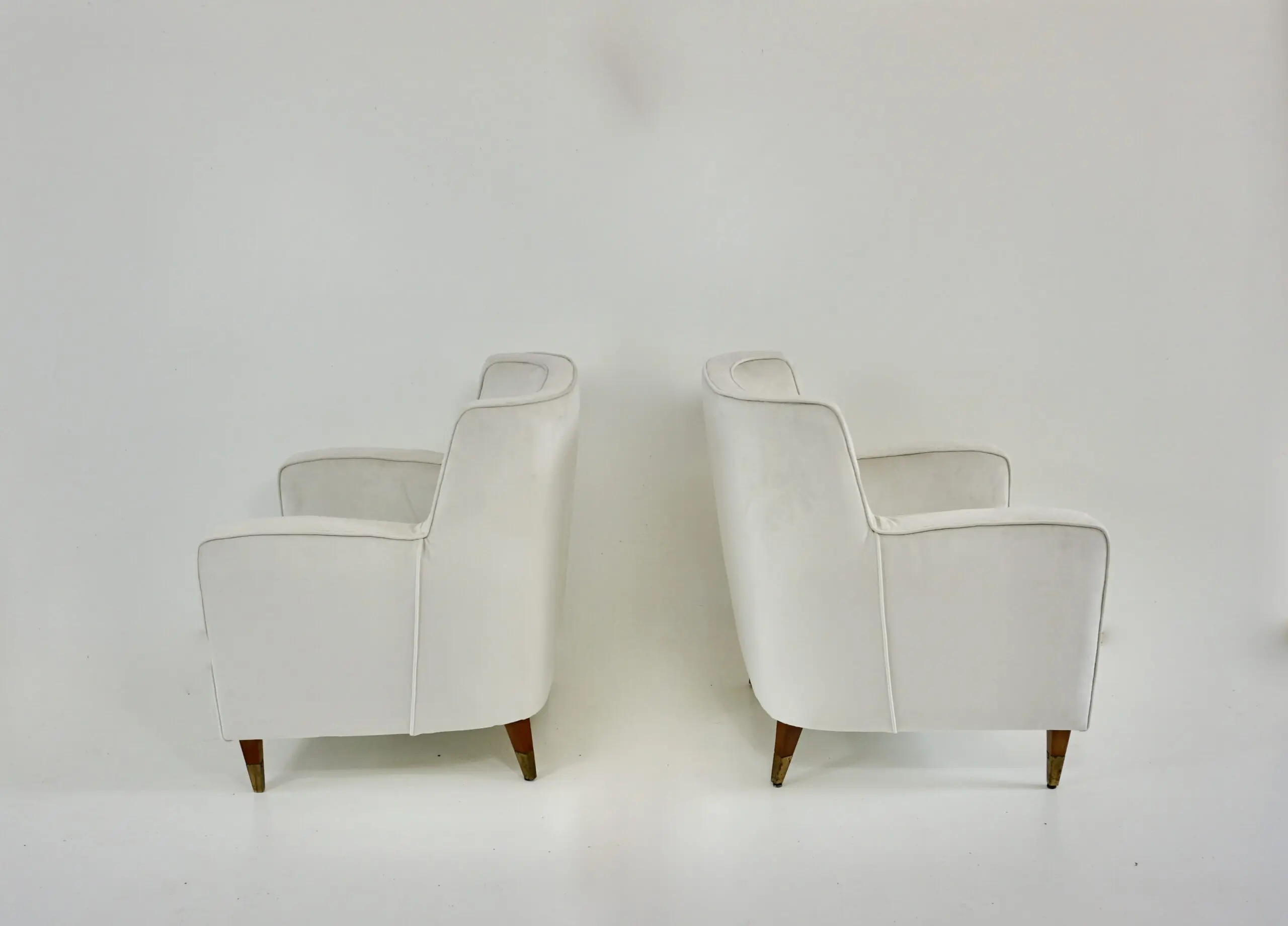 pair of GIO PONTI armchairs white velvet  brass feet for private residence 1955 — photo 7