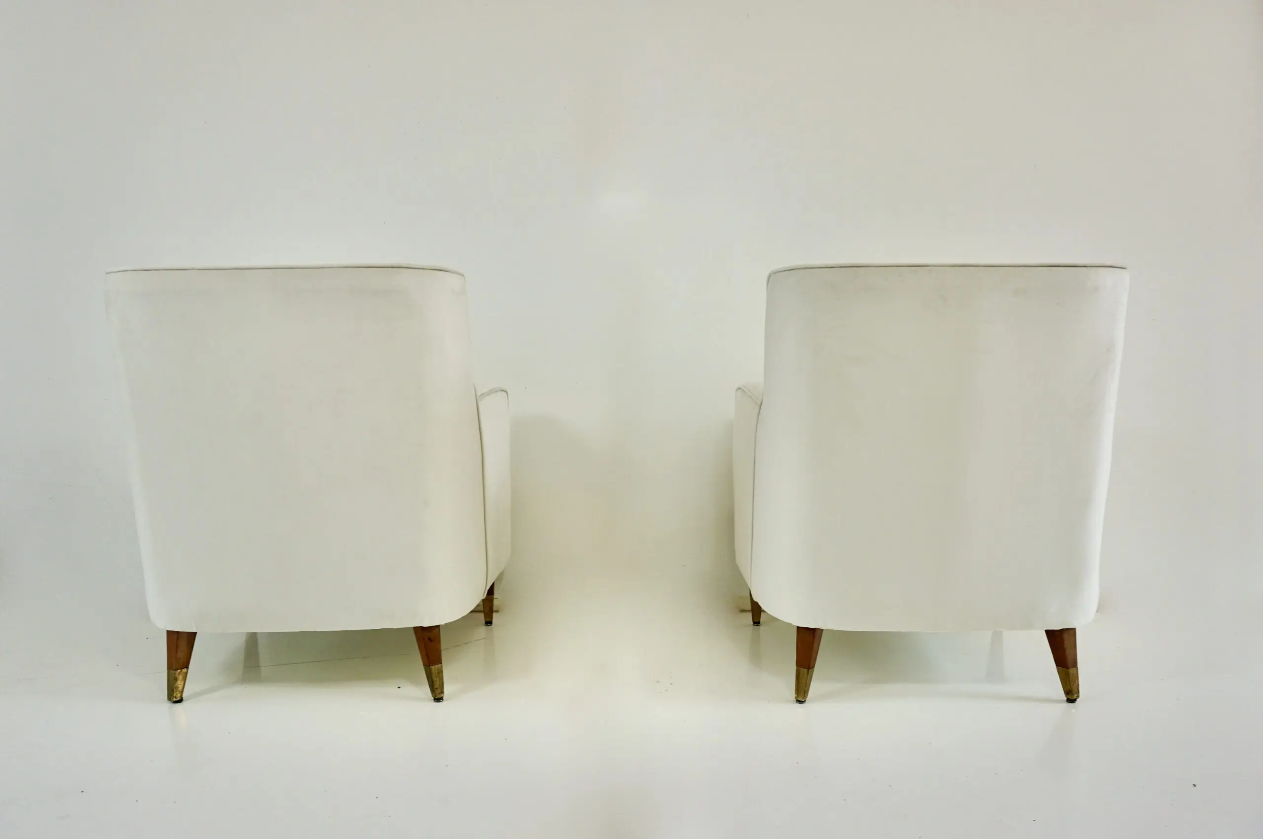 pair of GIO PONTI armchairs white velvet  brass feet for private residence 1955 — photo 6