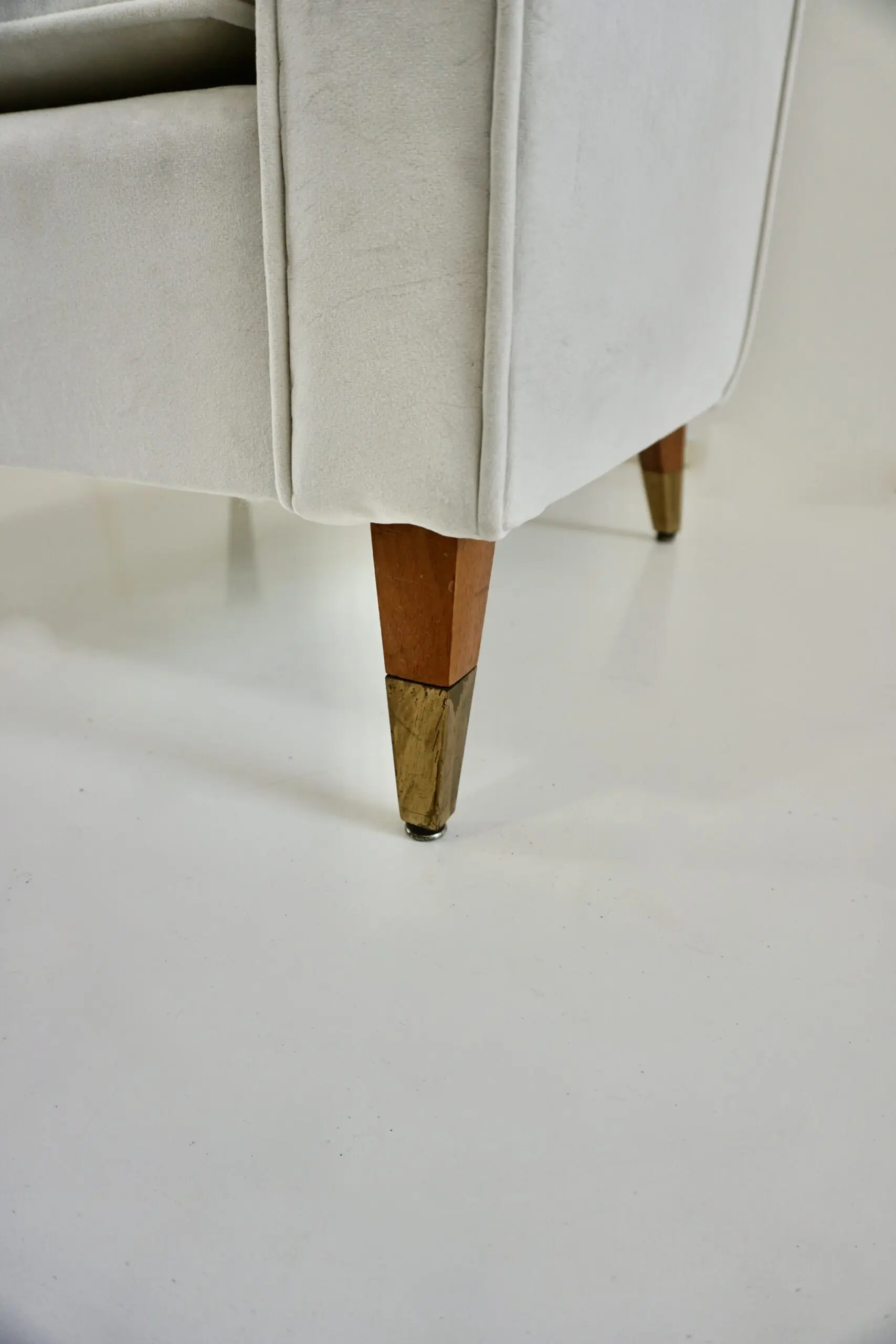pair of GIO PONTI armchairs white velvet  brass feet for private residence 1955 — photo 14