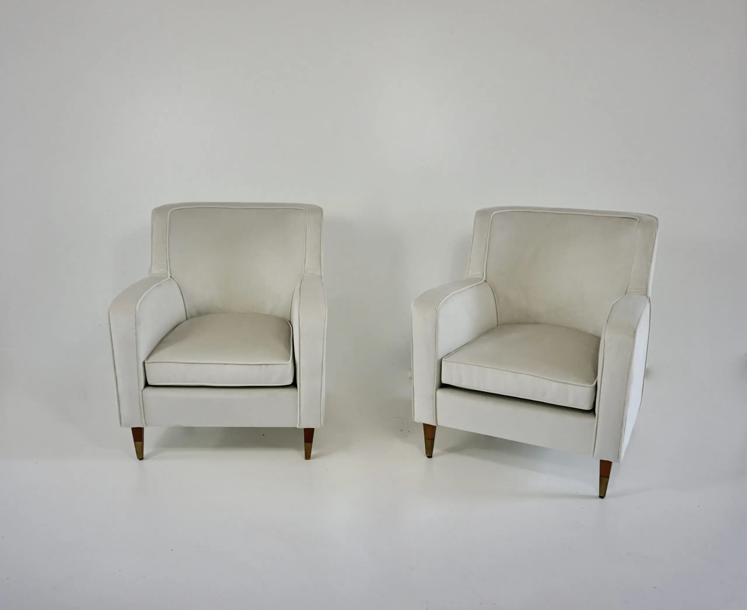 pair of GIO PONTI armchairs white velvet  brass feet for private residence 1955 — image 2