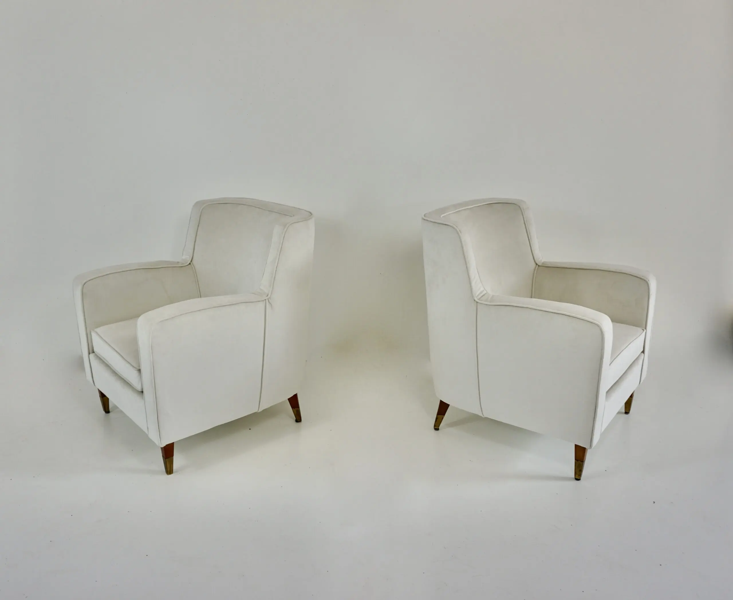 pair of GIO PONTI armchairs white velvet  brass feet for private residence 1955 — photo 8
