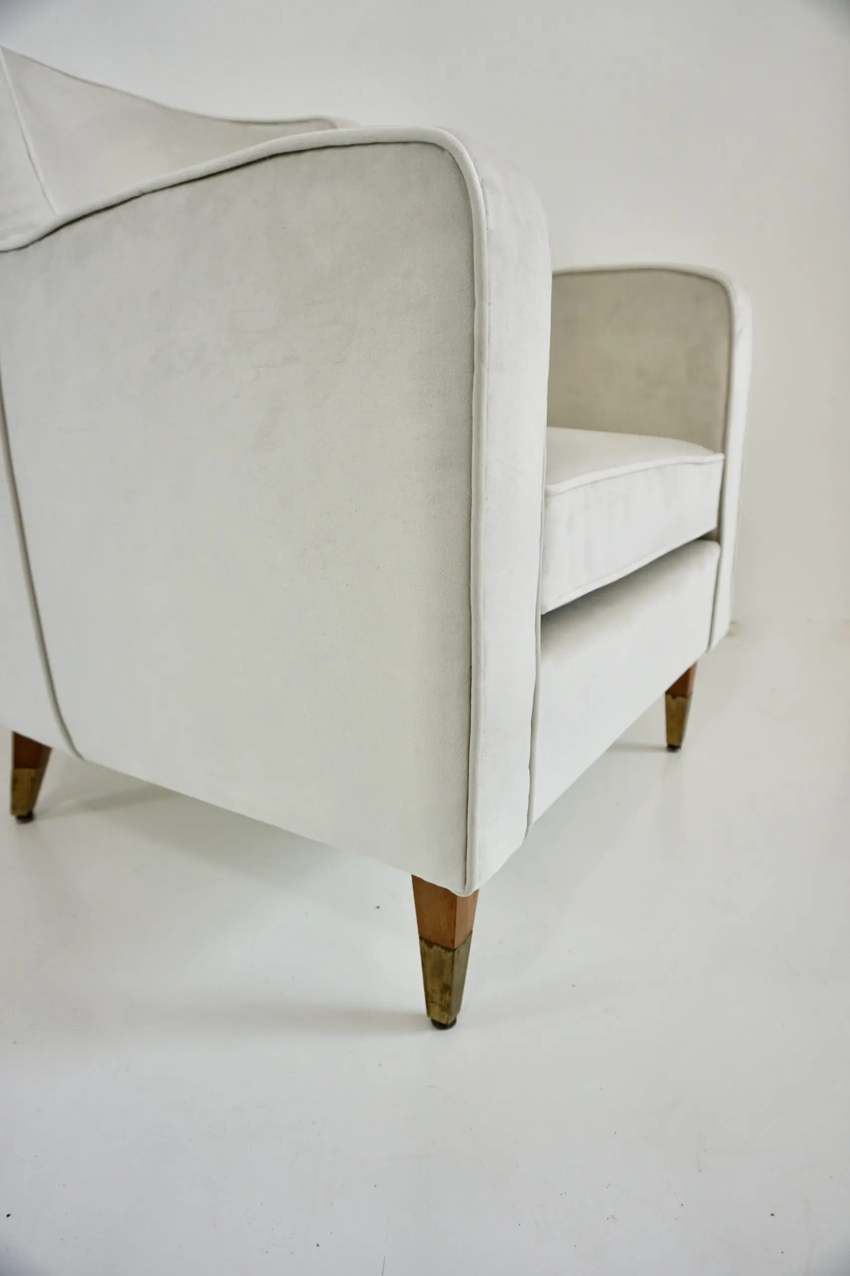 pair of GIO PONTI armchairs white velvet  brass feet for private residence 1955 — photo 10