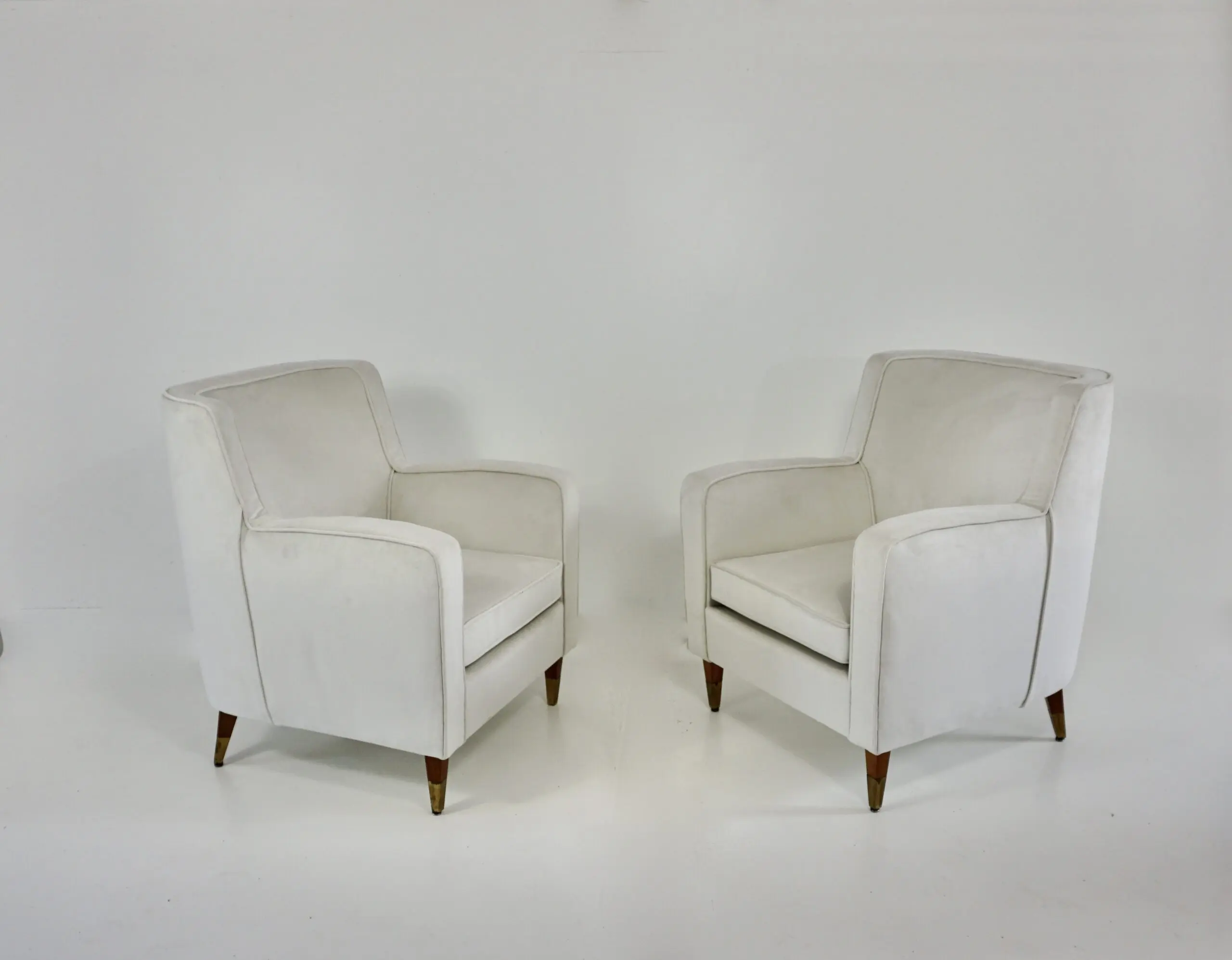pair of GIO PONTI armchairs white velvet  brass feet for private residence 1955 — photo 4